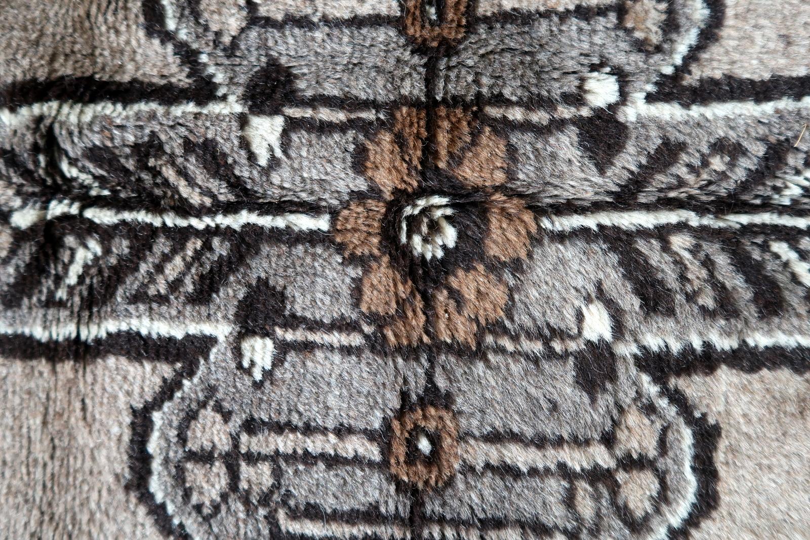 Handgefertigter Gabbeh-Teppich im persischen Stil im Vintage-Stil  3,6' x 7', 1970er Jahre - 1C1133 im Angebot 1