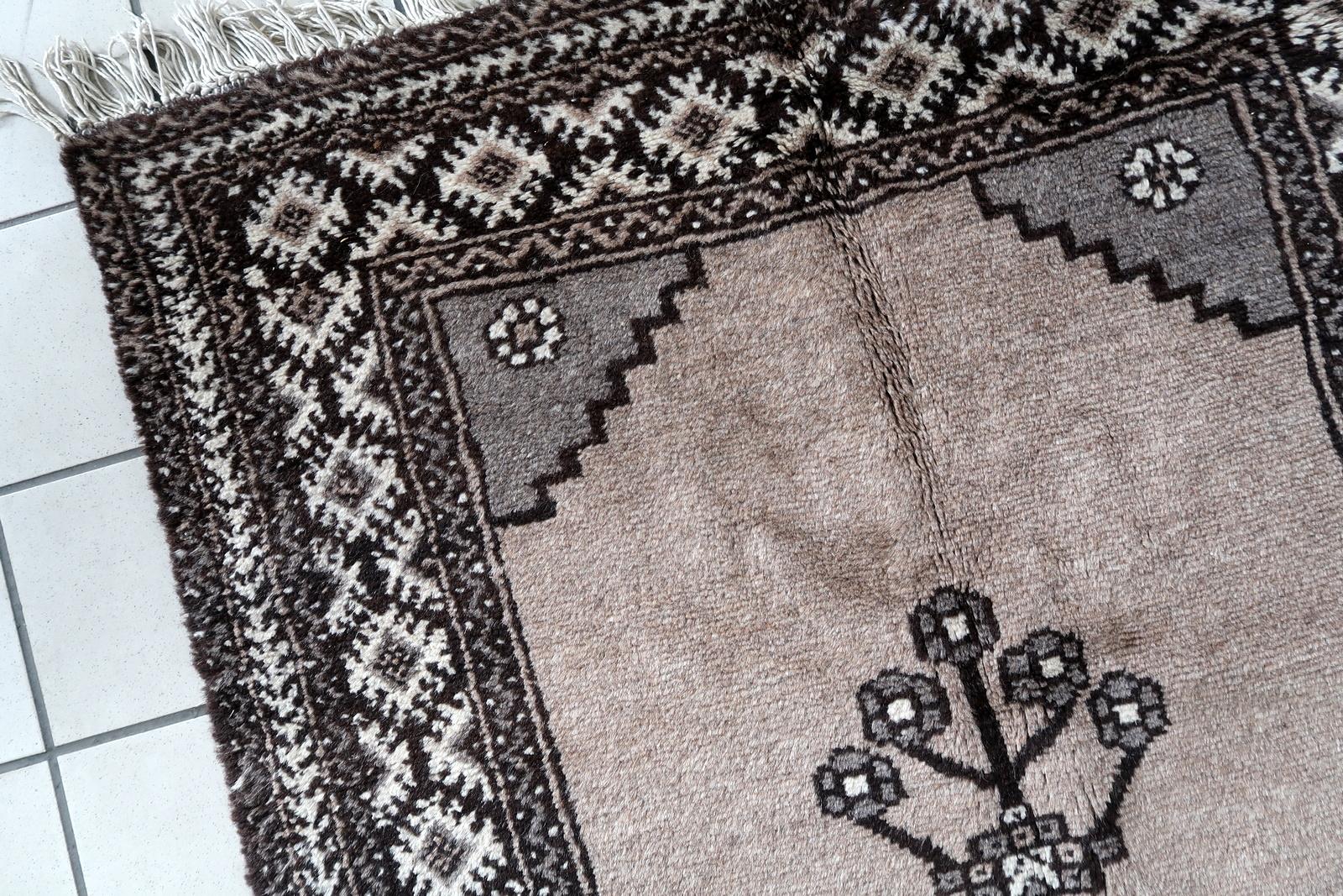Handgefertigter Gabbeh-Teppich im persischen Stil im Vintage-Stil  3,6' x 7', 1970er Jahre - 1C1133 im Angebot 3