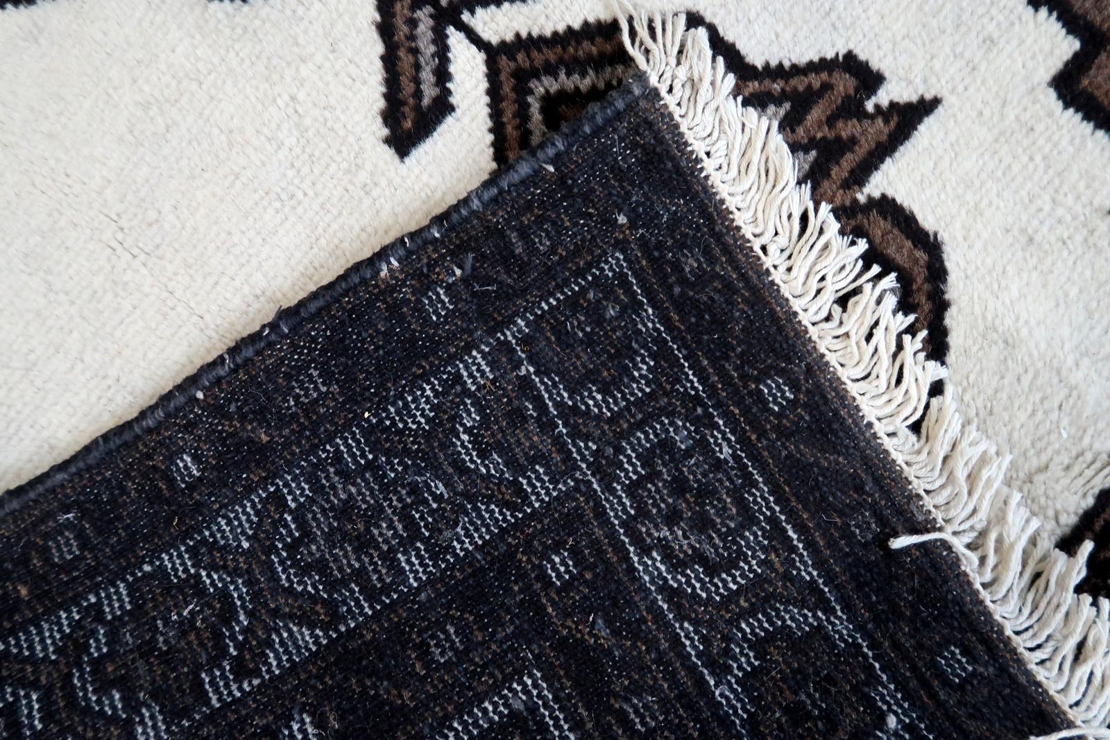 Handgefertigter Gabbeh-Teppich im persischen Stil im Vintage-Stil 4.1' x 6.9', 1970er Jahre - 1C1132 im Angebot 4