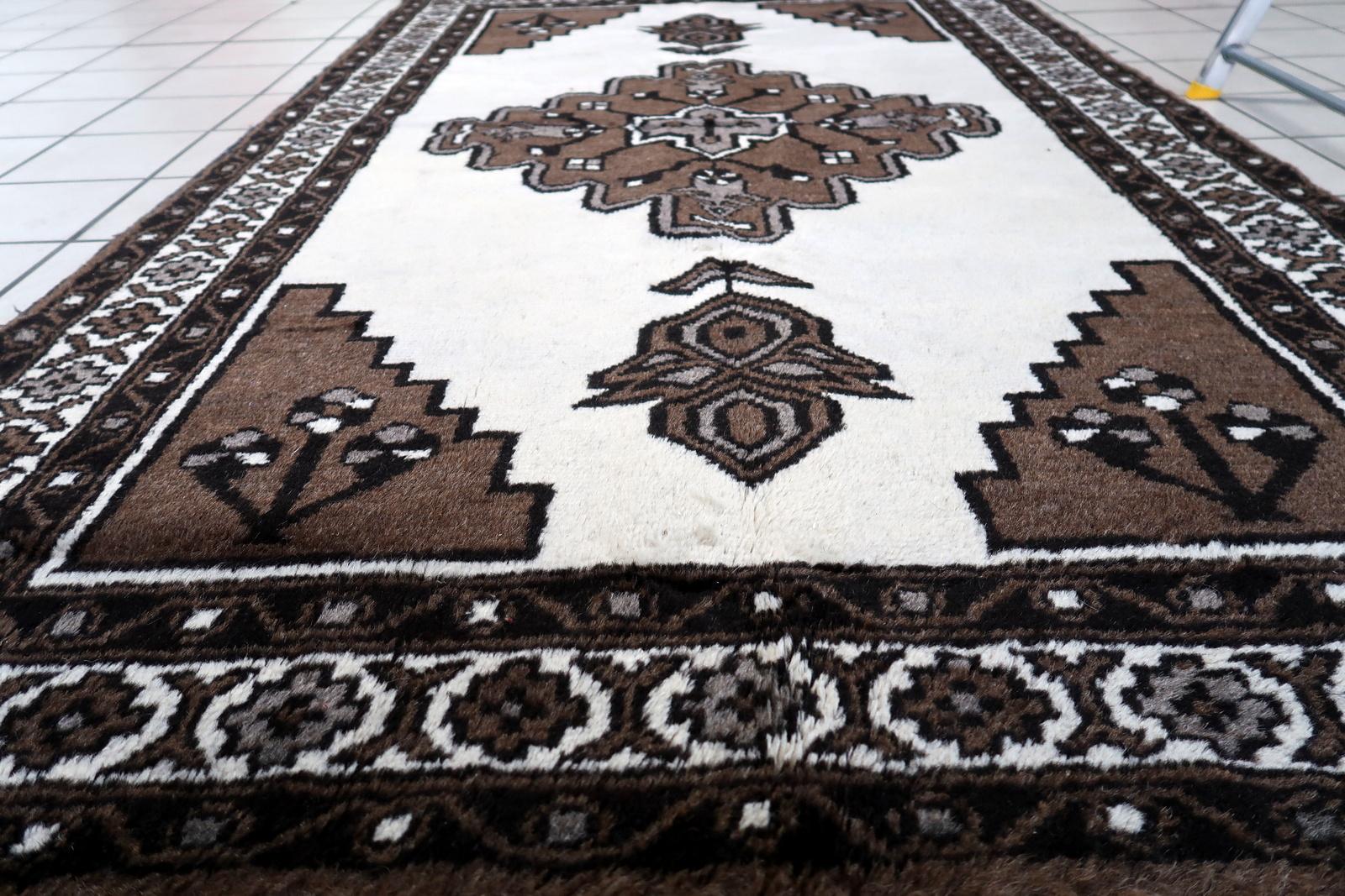 Handgefertigter Gabbeh-Teppich im persischen Stil im Vintage-Stil 4.1' x 6.9', 1970er Jahre - 1C1132 im Angebot 5