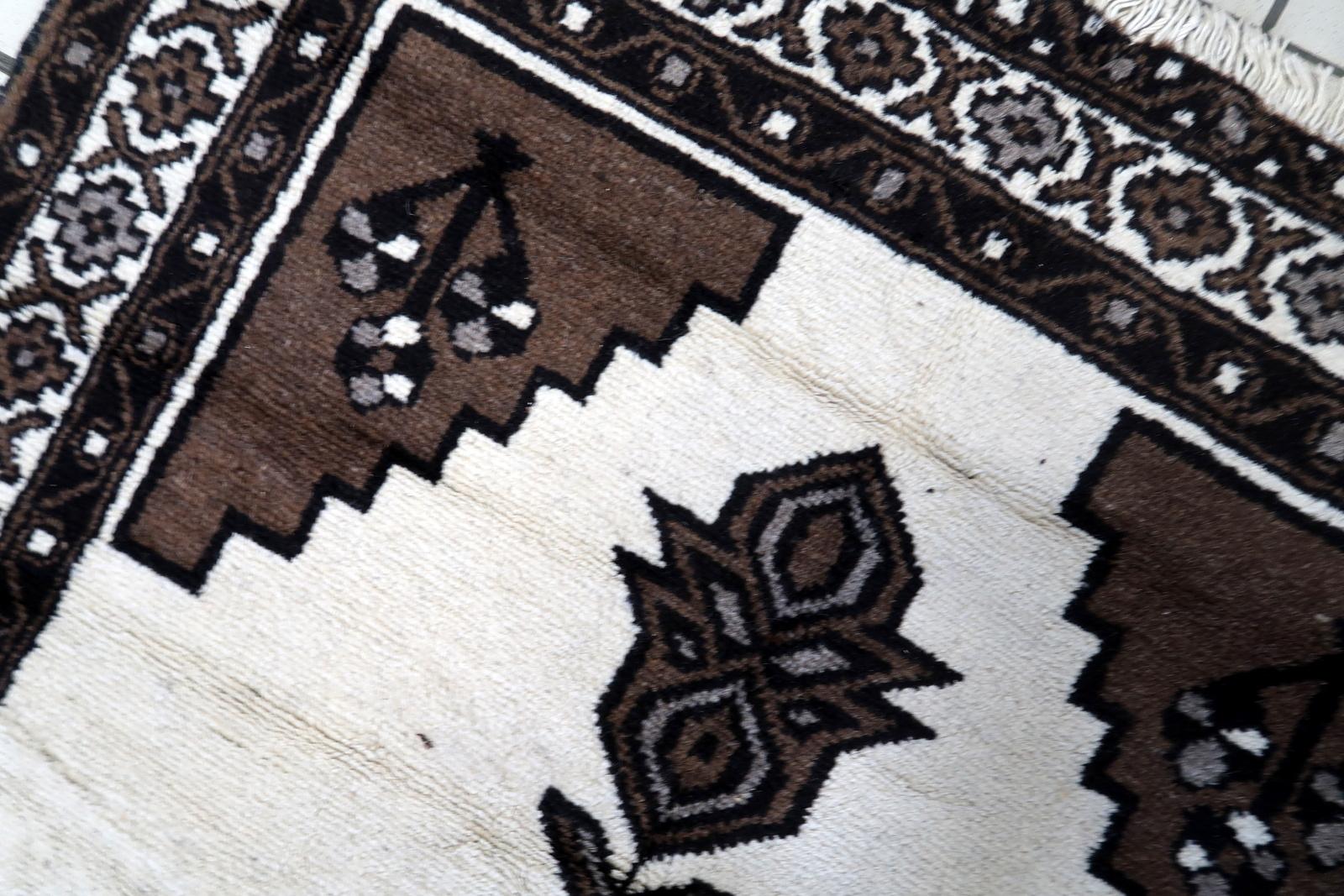 Handgefertigter Gabbeh-Teppich im persischen Stil im Vintage-Stil 4.1' x 6.9', 1970er Jahre - 1C1132 (Handgeknüpft) im Angebot