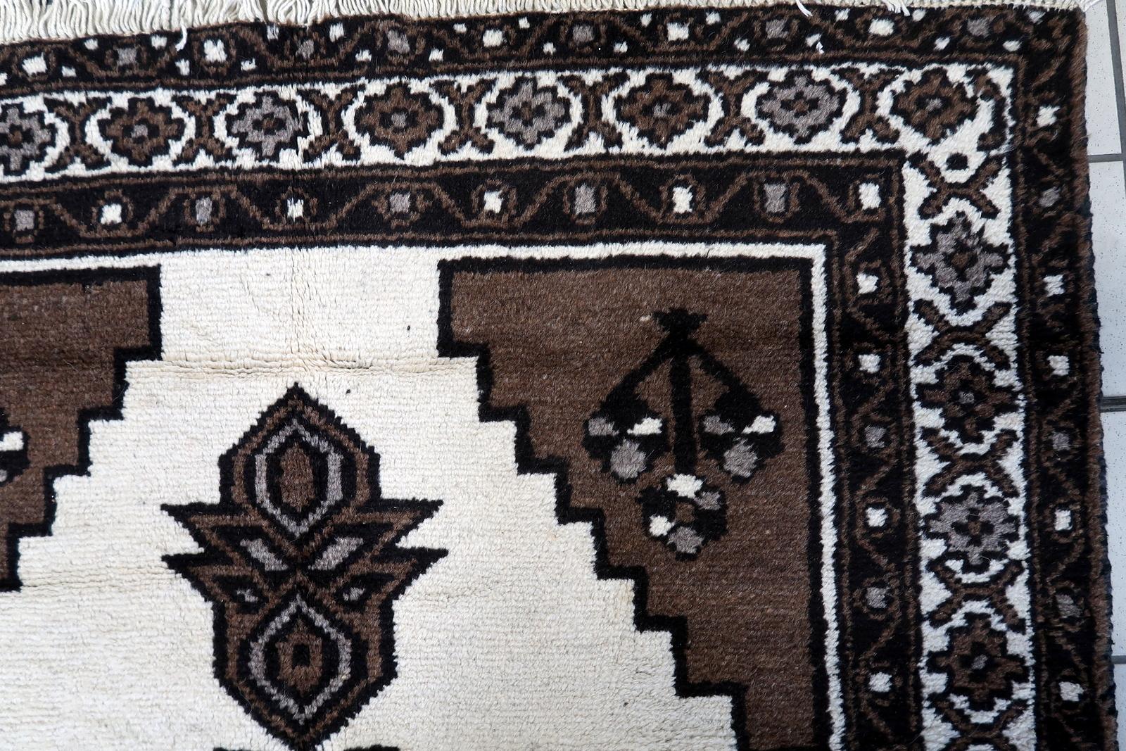 Handgefertigter Gabbeh-Teppich im persischen Stil im Vintage-Stil 4.1' x 6.9', 1970er Jahre - 1C1132 im Zustand „Gut“ im Angebot in Bordeaux, FR