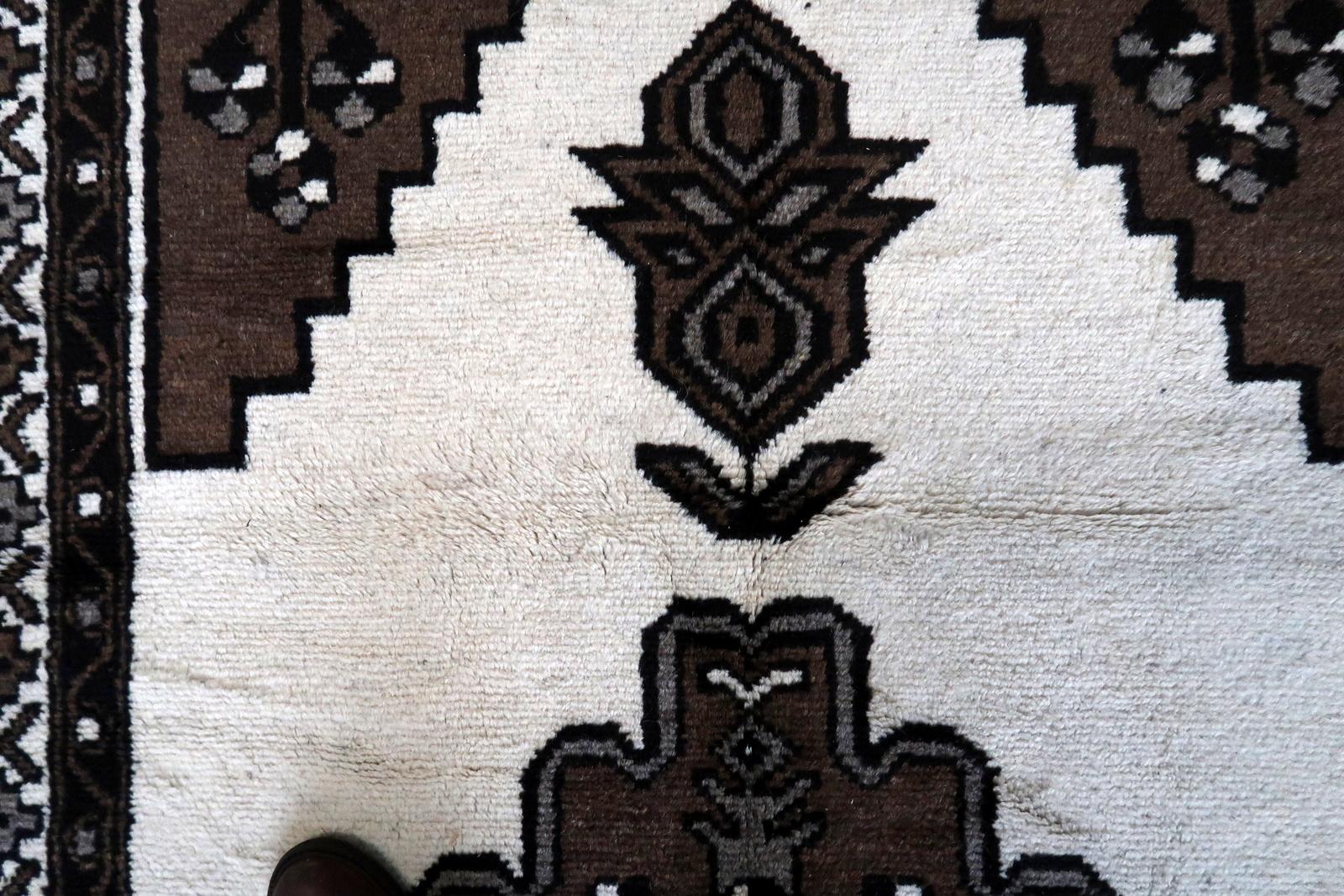 Handgefertigter Gabbeh-Teppich im persischen Stil im Vintage-Stil 4.1' x 6.9', 1970er Jahre - 1C1132 (Ende des 20. Jahrhunderts) im Angebot