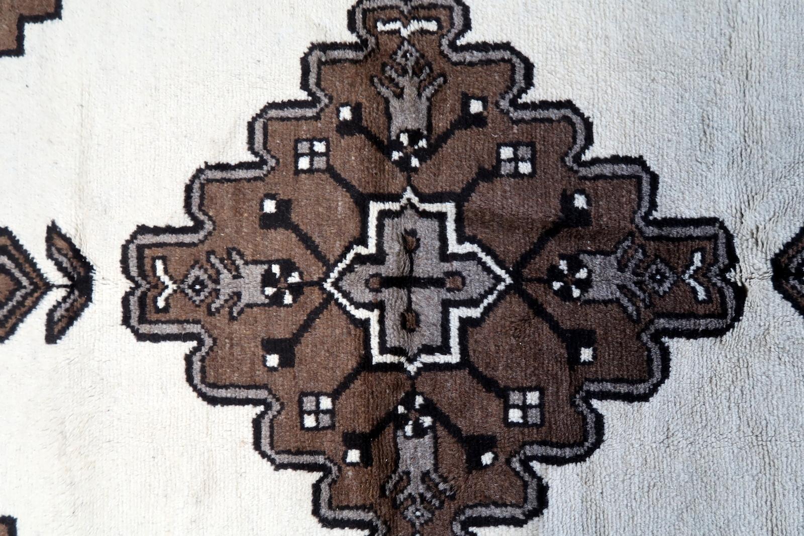 Handgefertigter Gabbeh-Teppich im persischen Stil im Vintage-Stil 4.1' x 6.9', 1970er Jahre - 1C1132 (Seide) im Angebot