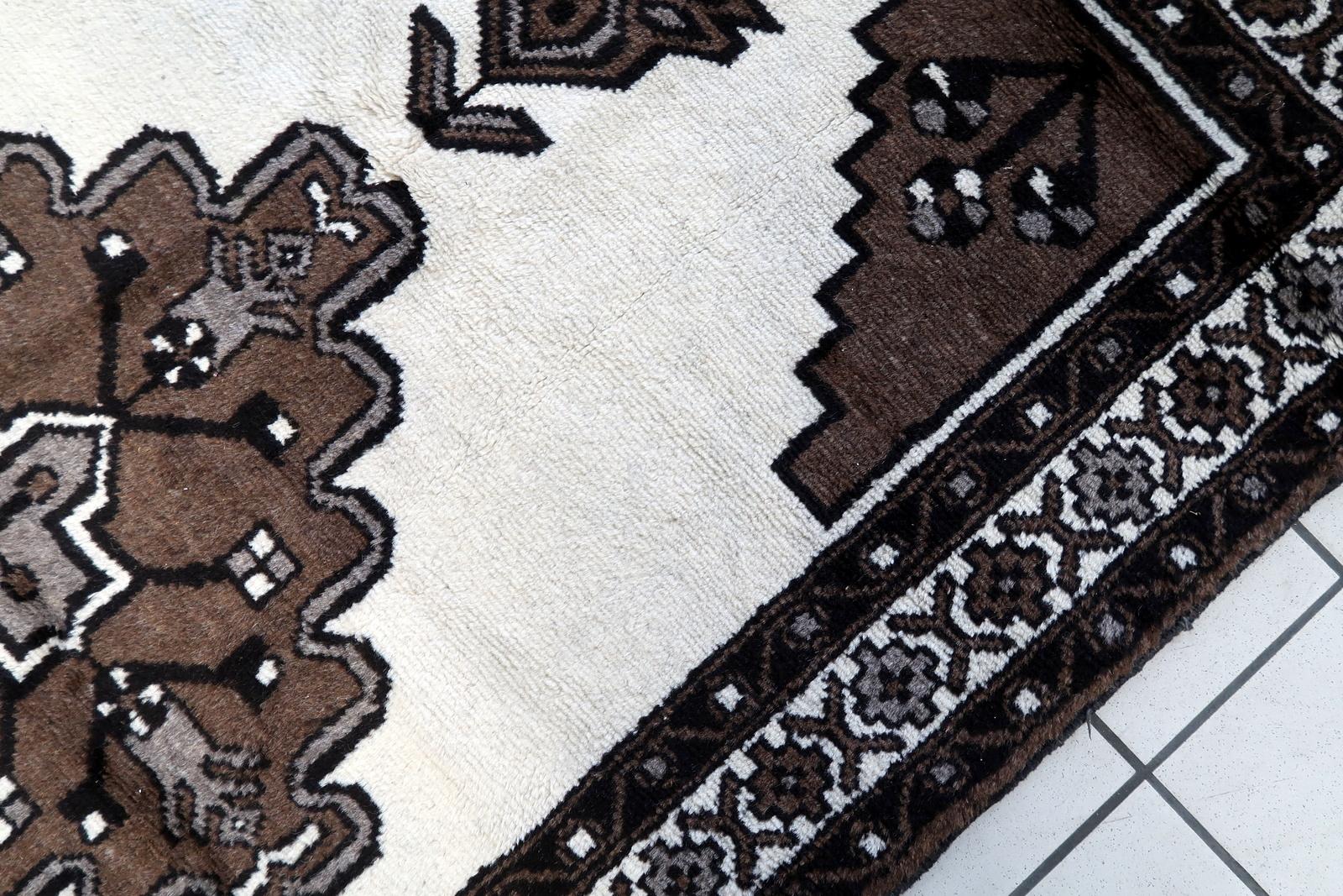 Handgefertigter Gabbeh-Teppich im persischen Stil im Vintage-Stil 4.1' x 6.9', 1970er Jahre - 1C1132 im Angebot 1