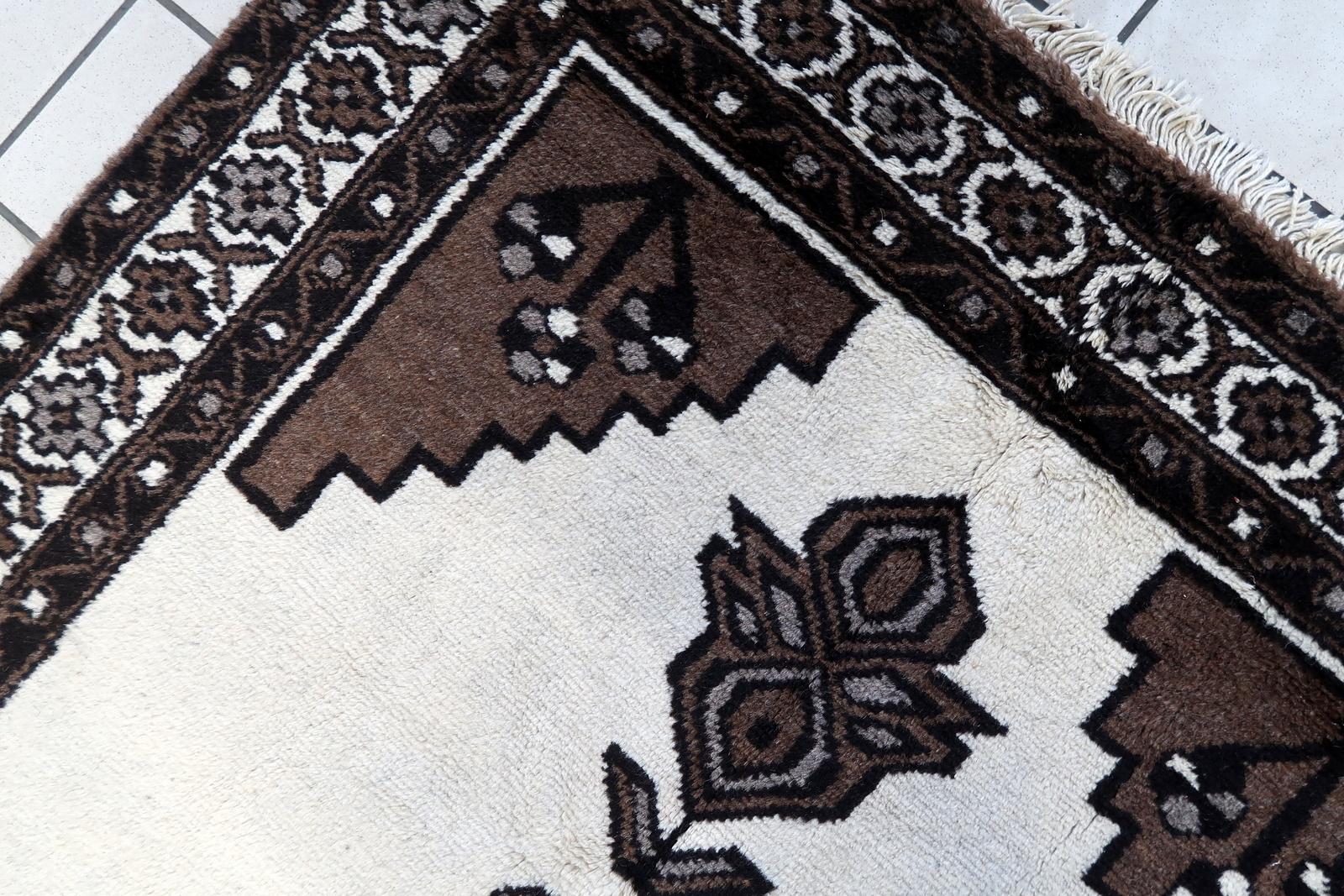 Handgefertigter Gabbeh-Teppich im persischen Stil im Vintage-Stil 4.1' x 6.9', 1970er Jahre - 1C1132 im Angebot 2
