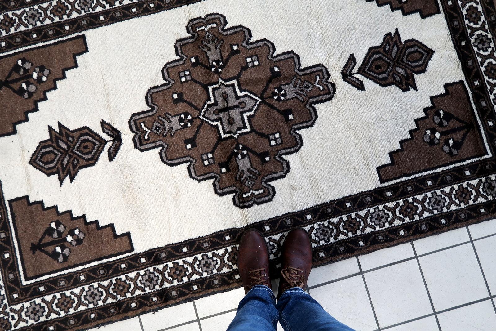 Handgefertigter Gabbeh-Teppich im persischen Stil im Vintage-Stil 4.1' x 6.9', 1970er Jahre - 1C1132 im Angebot 3