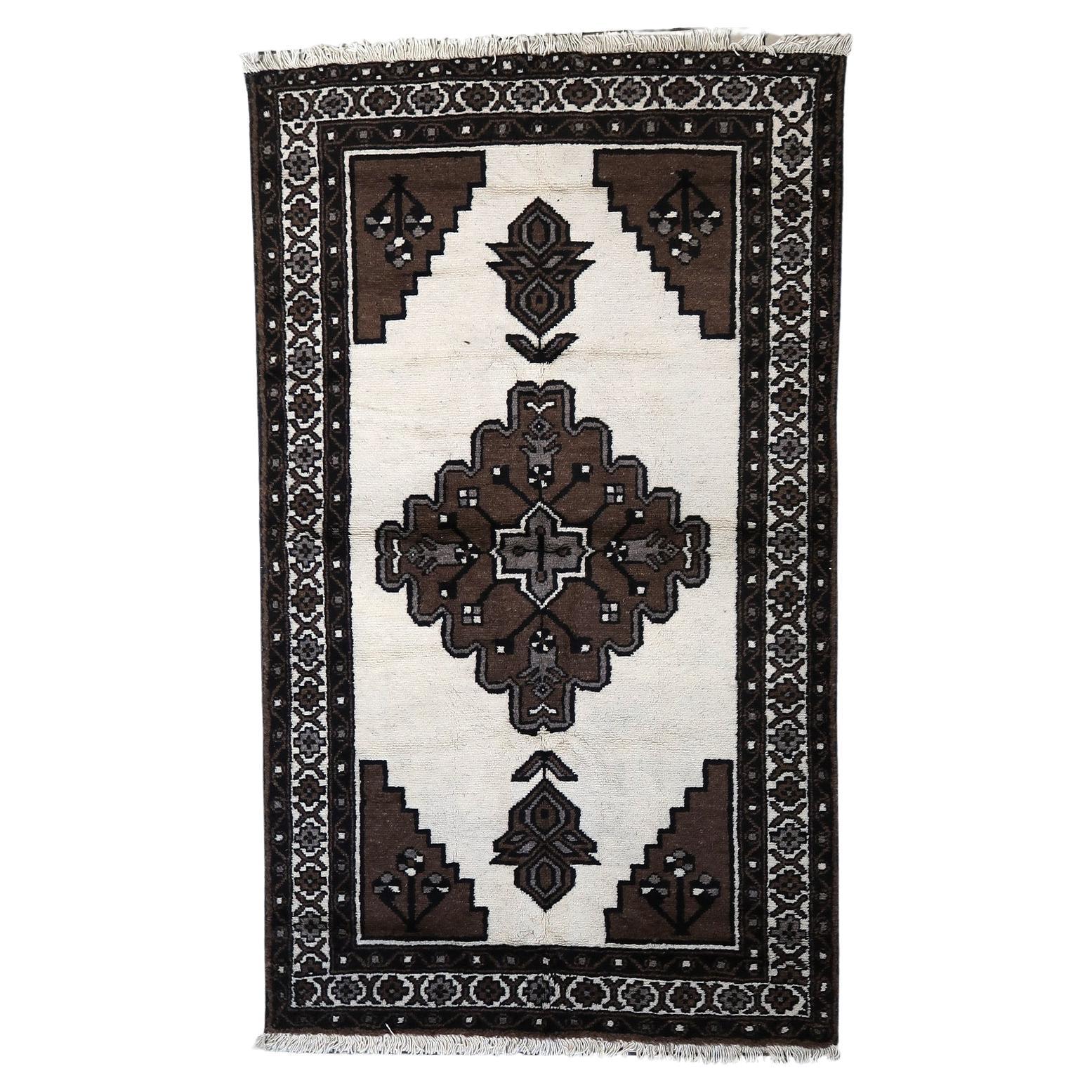 Handgefertigter Gabbeh-Teppich im persischen Stil im Vintage-Stil 4.1' x 6.9', 1970er Jahre - 1C1132 im Angebot