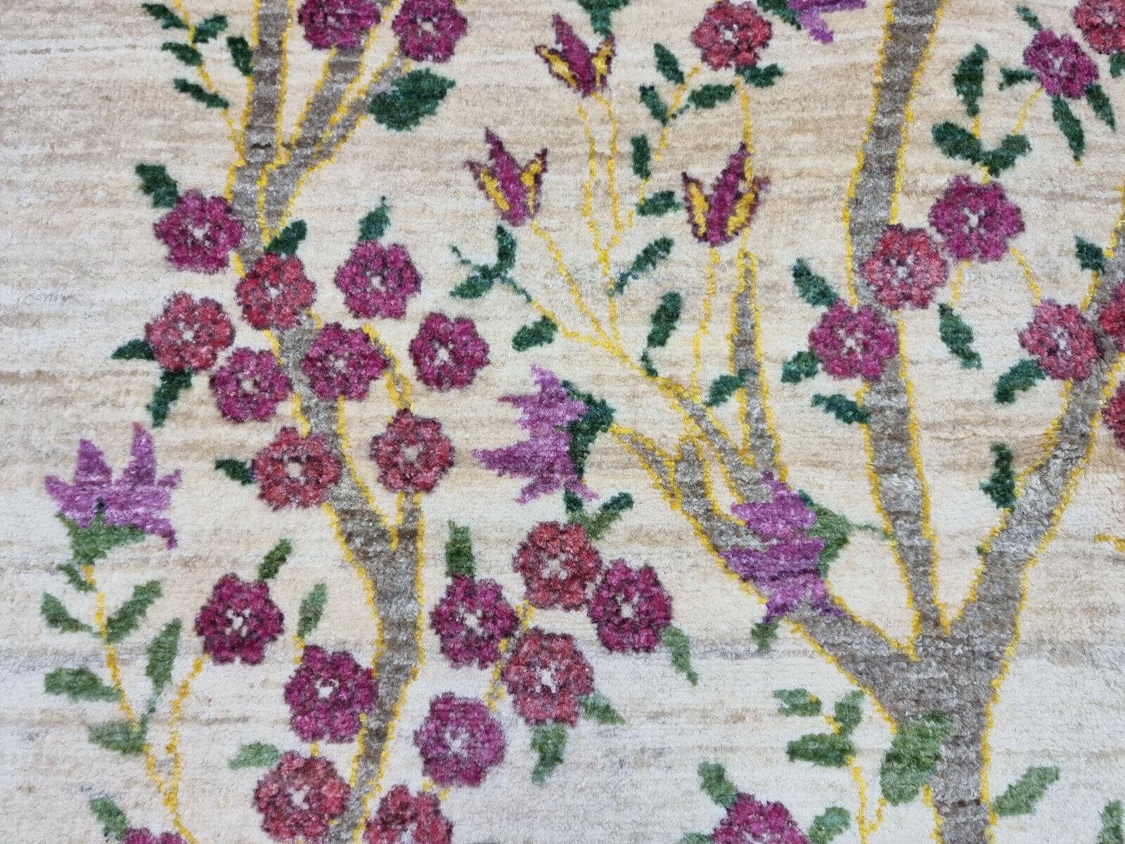 Immergi il tuo spazio nell'eleganza del passato con il nostro Tappeto Gabbeh in stile persiano vintage fatto a mano. Realizzato meticolosamente negli anni '80, questo splendido tappeto misura 4,5' x 5,9' (140 cm x 182 cm), offrendo un'ampia