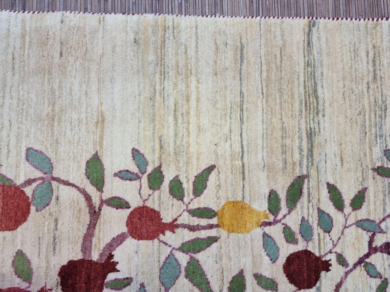 Handgefertigter Gabbeh-Teppich im persischen Stil im Vintage-Stil 4,7' x 6,4', 1970er Jahre - 1D82 im Angebot 5
