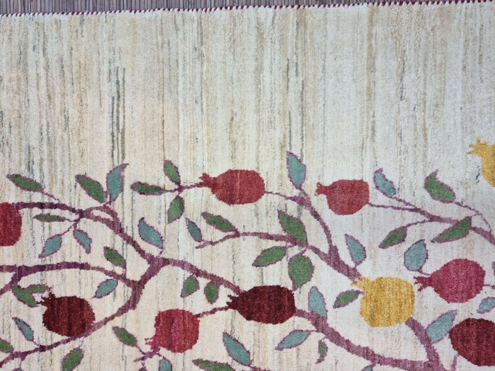 Handgefertigter Gabbeh-Teppich im persischen Stil im Vintage-Stil 4,7' x 6,4', 1970er Jahre - 1D82 im Angebot 3