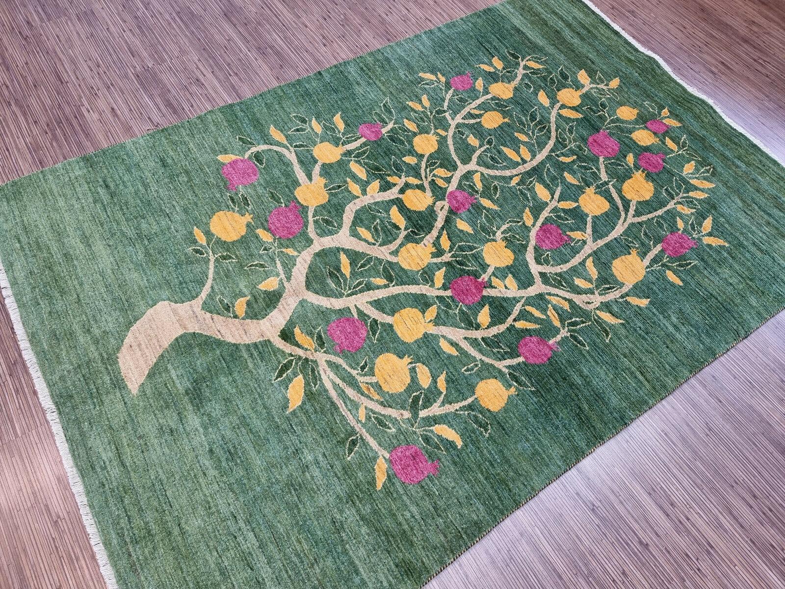 Aggiungi un tocco di charme e calore alla tua casa con il nostro Tappeto Gabbeh fatto a mano in stile persiano vintage. Questo tappeto di 4,7' x 7' (146 cm x 214 cm) è uno splendido esempio dello stile Gabbeh, originario delle tribù nomadi