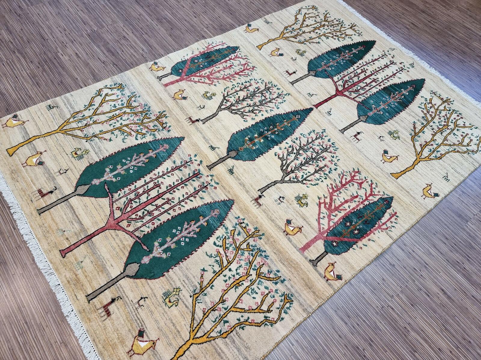 Verleihen Sie Ihrem Zuhause einen Hauch von Charme und Laune mit unserem handgefertigten Gabbeh-Teppich im persischen Vintage-Stil. Dieser schöne Teppich wurde in den 1980er Jahren hergestellt und misst 4,8' x 7,1' (146cm x 216cm), was ihn ideal für