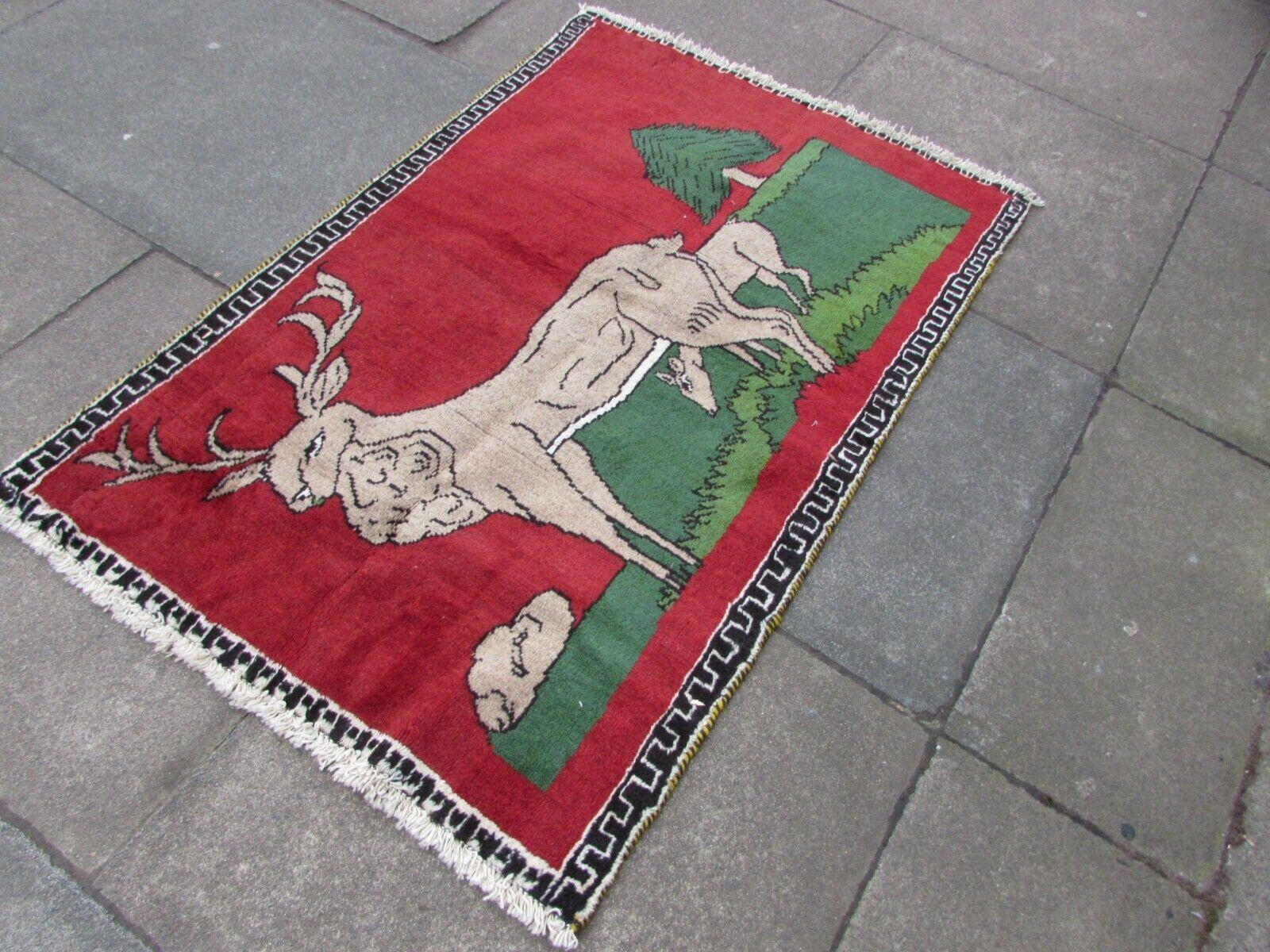 Handgefertigter Gabbeh-Teppich im persischen Vintage-Stil mit Hirsch 2,6' x 4', 1970er Jahre - 1Q71 (Französisch) im Angebot