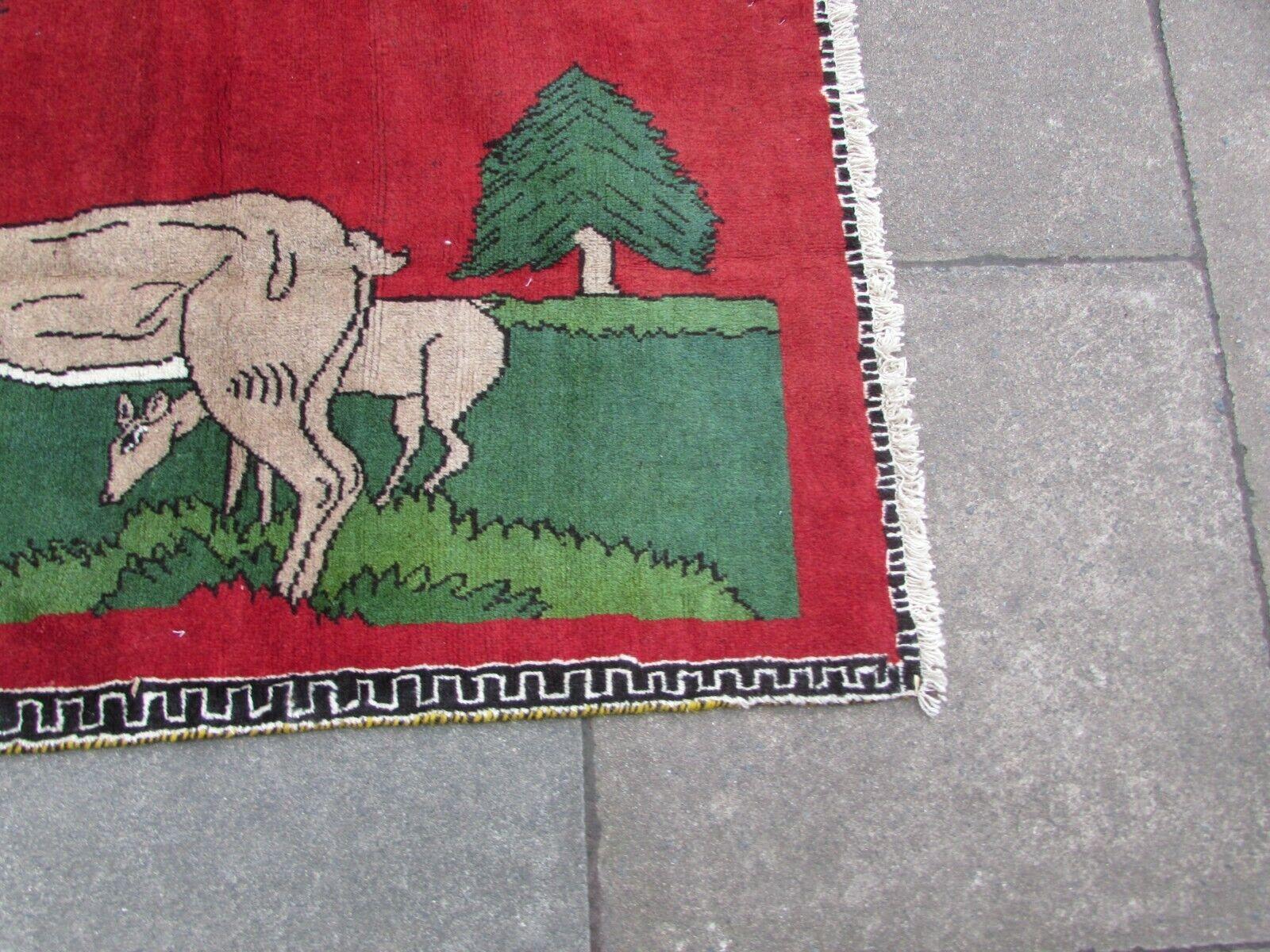 Handgefertigter Gabbeh-Teppich im persischen Vintage-Stil mit Hirsch 2,6' x 4', 1970er Jahre - 1Q71 (Handgeknüpft) im Angebot