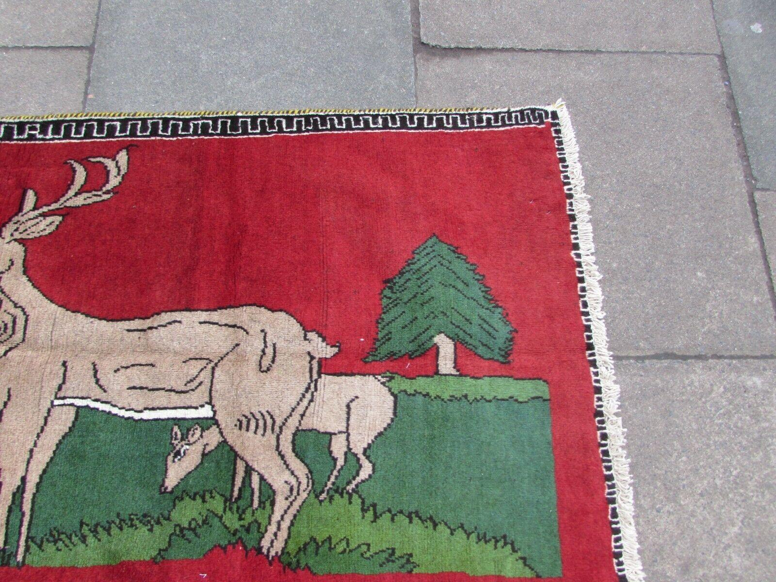 Handgefertigter Gabbeh-Teppich im persischen Vintage-Stil mit Hirsch 2,6' x 4', 1970er Jahre - 1Q71 (Ende des 20. Jahrhunderts) im Angebot