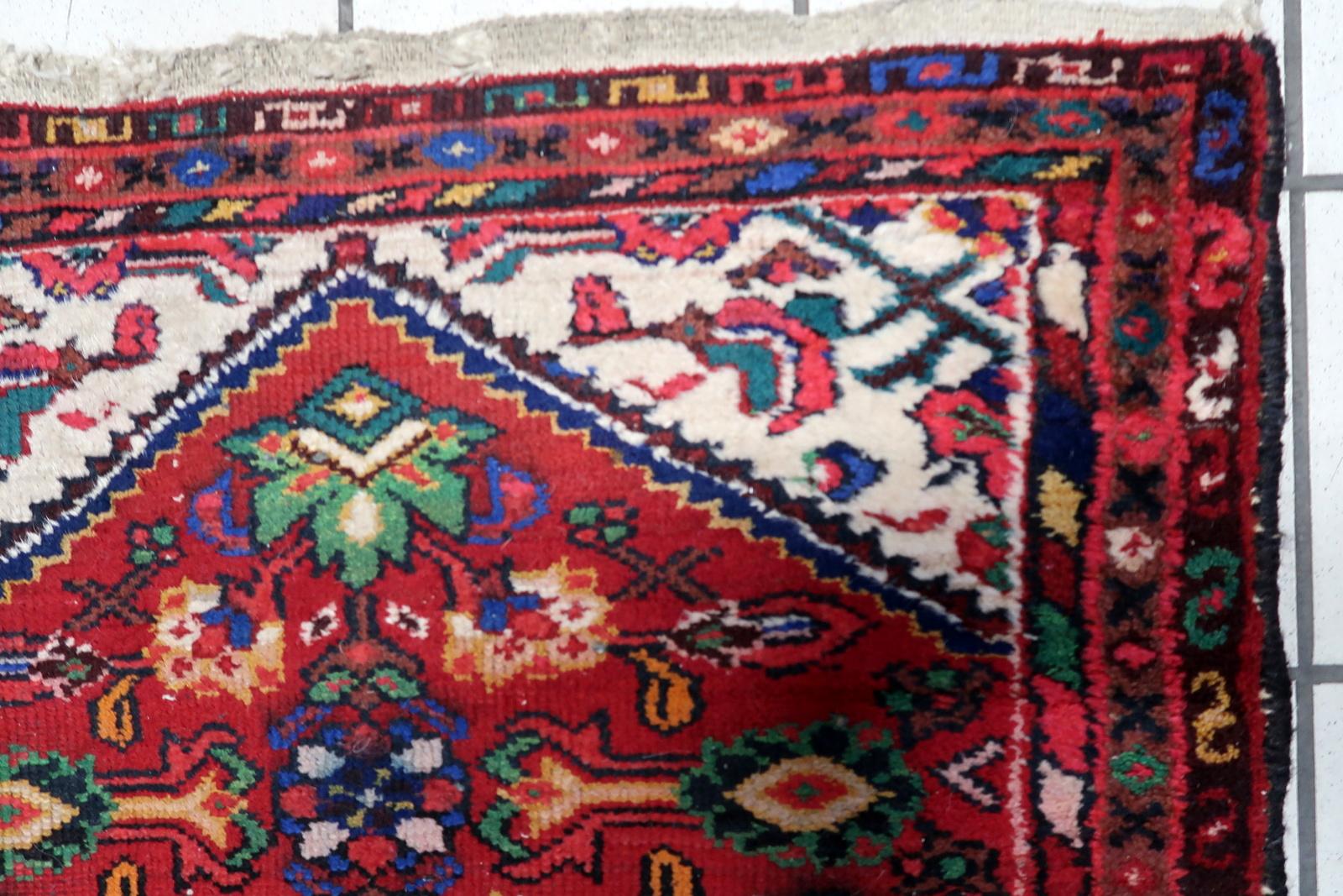 Bringen Sie mit unserem handgefertigten persischen Hamadan-Teppich im Vintage-Stil, einem charmanten Stück aus den 1970er Jahren, einen Hauch von Erbe und Kunstfertigkeit in Ihren Wohnbereich. Dieser exquisite Teppich verkörpert mühelos die Essenz