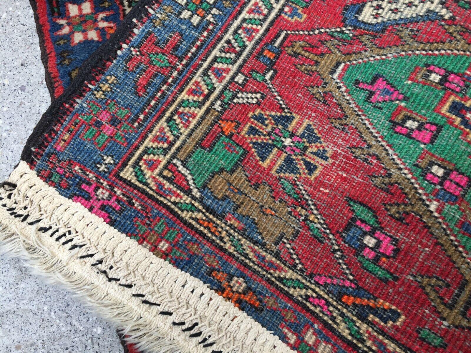 Handgefertigter Hamadan-Teppich im persischen Vintage-Stil 2.2' x 3.4', 1960er Jahre - 1W13 (Handgeknüpft) im Angebot