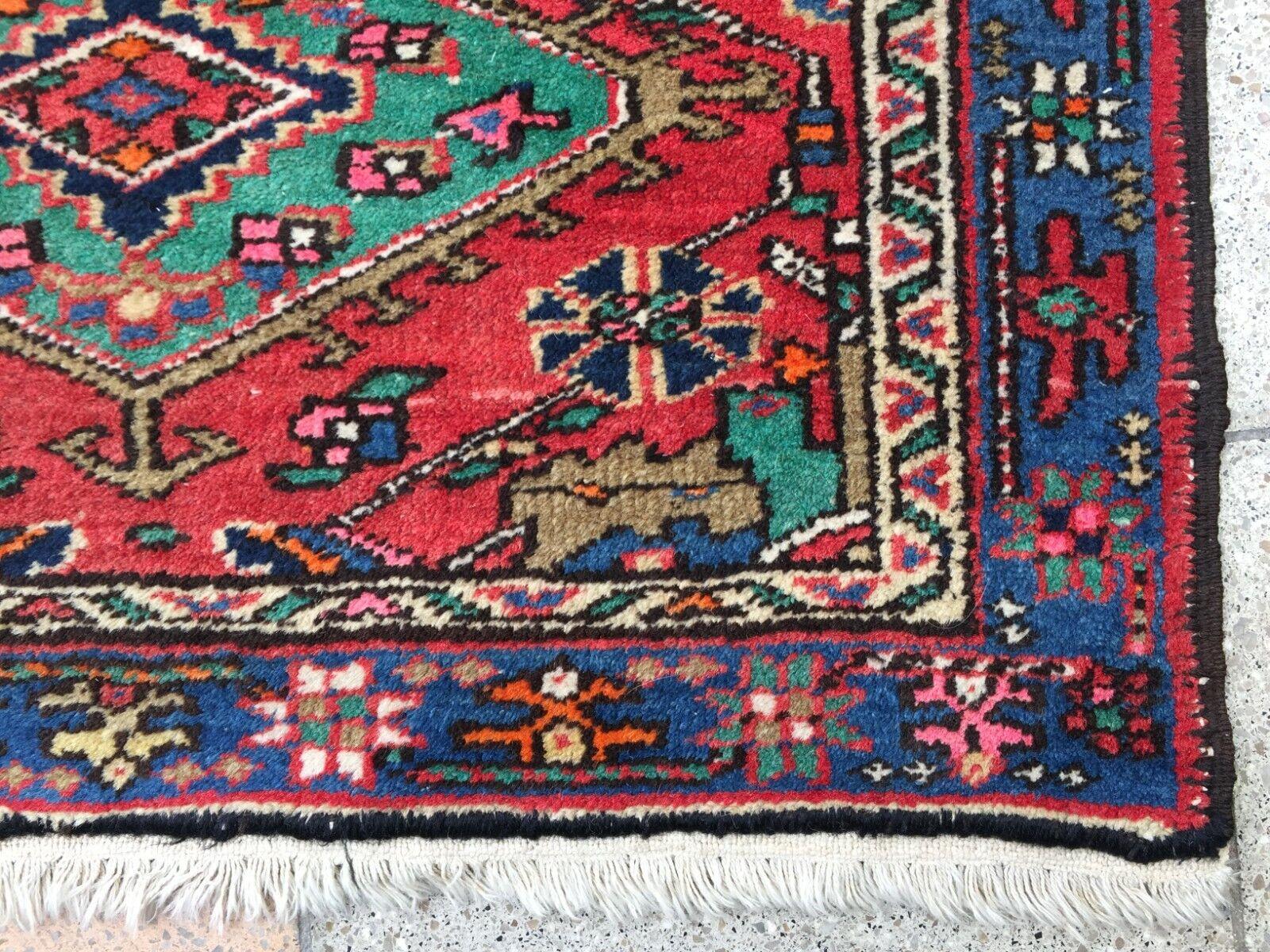 Handgefertigter Hamadan-Teppich im persischen Vintage-Stil 2.2' x 3.4', 1960er Jahre - 1W13 im Zustand „Gut“ im Angebot in Bordeaux, FR