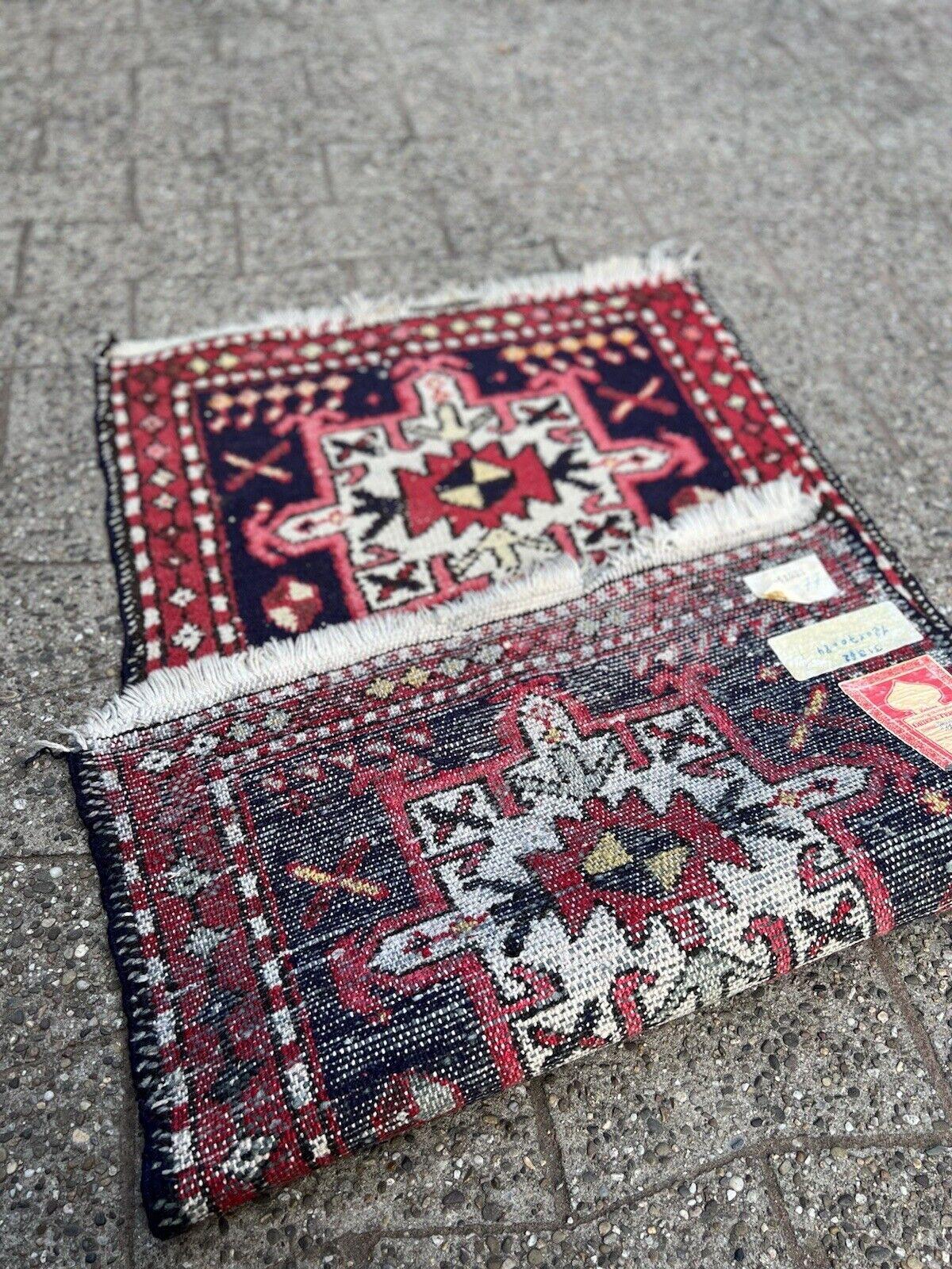 Entdecken Sie den Charme einer vergangenen Ära mit diesem handgefertigten Hamadan-Teppich im persischen Vintage-Stil. Dieser in den 1970er Jahren gefertigte Teppich misst 2,2' x 3,9' (70cm x 120cm) und ist ein wunderschönes Beispiel für die