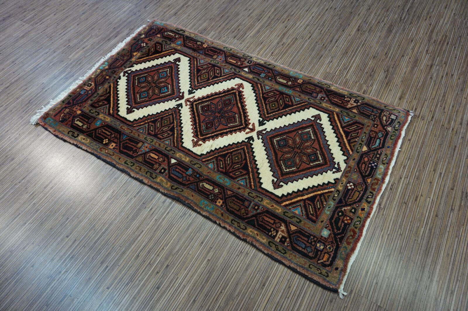 Holen Sie sich ein Stück persischer Kunstfertigkeit nach Hause mit diesem handgefertigten Hamadan-Teppich im persischen Vintage-Stil. Dieser Teppich wurde in den 1970er Jahren aus hochwertigem, weichem und haltbarem Wollmaterial hergestellt. Der