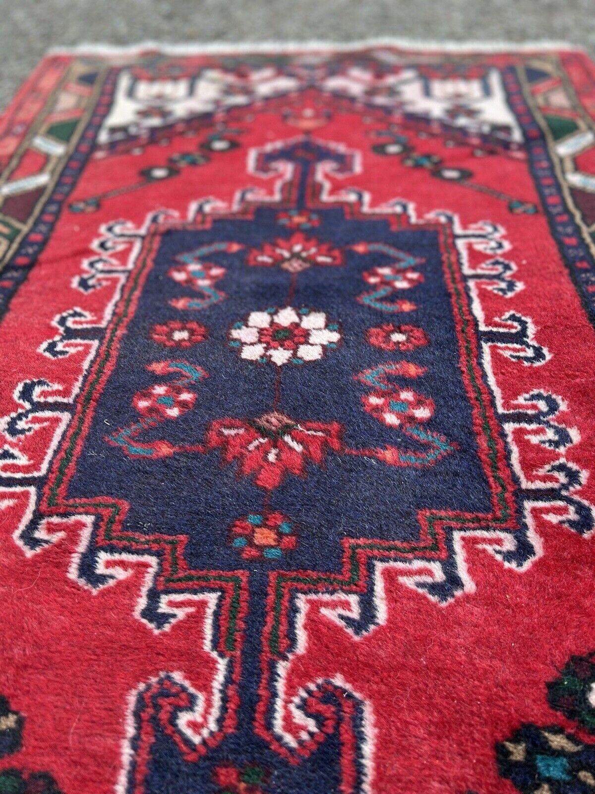 Handgefertigter Hamadan-Teppich im persischen Vintage-Stil
Überblick:
Treten Sie ein in die Pracht unseres handgefertigten Hamadan-Teppichs im persischen Vintage-Stil, ein Zeugnis reicher Tradition und dauerhafter Handwerkskunst. Dieses authentische