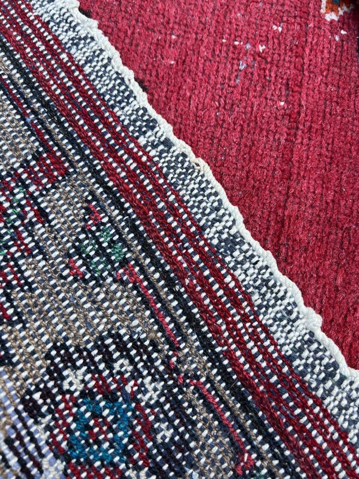 Tauchen Sie mit diesem handgefertigten Hamadan-Teppich im persischen Vintage-Stil in die reiche Welt der Geschichte ein. Dieser aus den 1950er Jahren stammende Teppich misst 3,8' x 6,6' (116cm x 204cm) und ist ein Zeugnis für das dauerhafte Erbe der