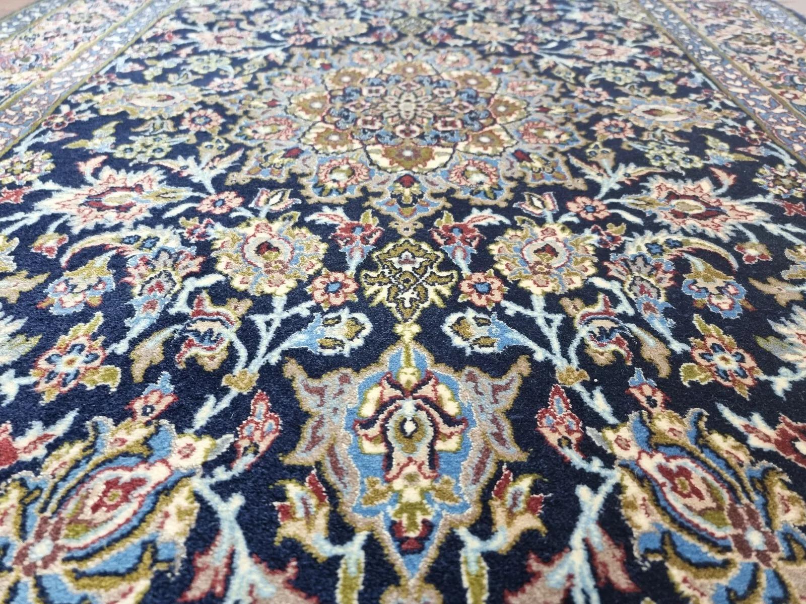 Questo squisito tappeto persiano Isfahan rappresenta l'epitome dell'artigianato tradizionale. Annodato a mano con eccezionale precisione, presenta una pregiata lana kork su una base di seta, per un pezzo lussuoso e resistente. Con un'impressionante