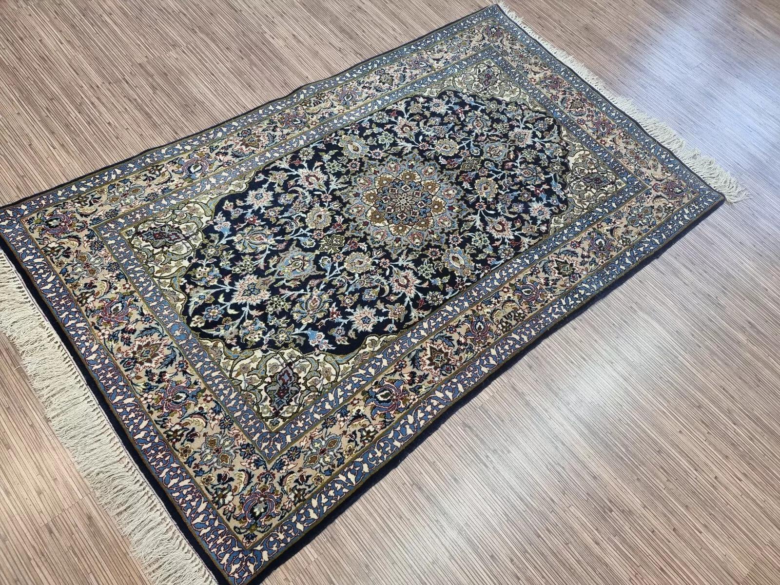 Tappeto Isfahan in stile persiano vintage fatto a mano 3,4' x 5,7', anni '70 - 1D137 in vendita 1