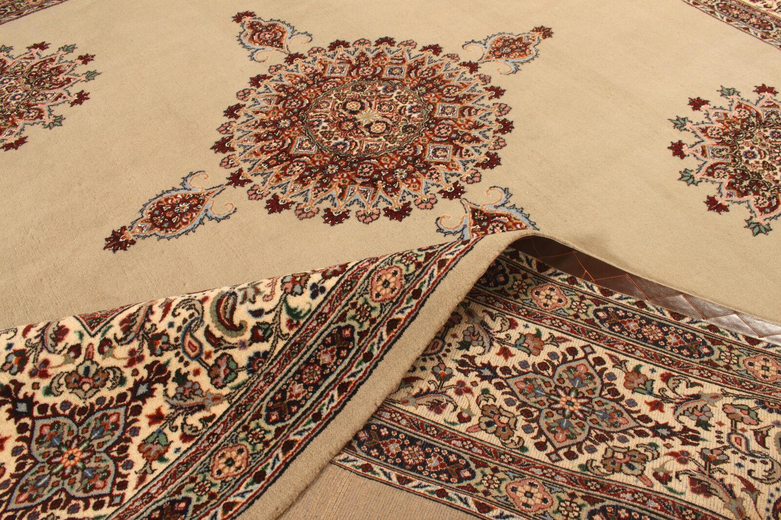 Laine Tapis d'Ispahan de style persan vintage fait à la main avec soie 8,1' x 8,7', 1990 - 1T48 en vente