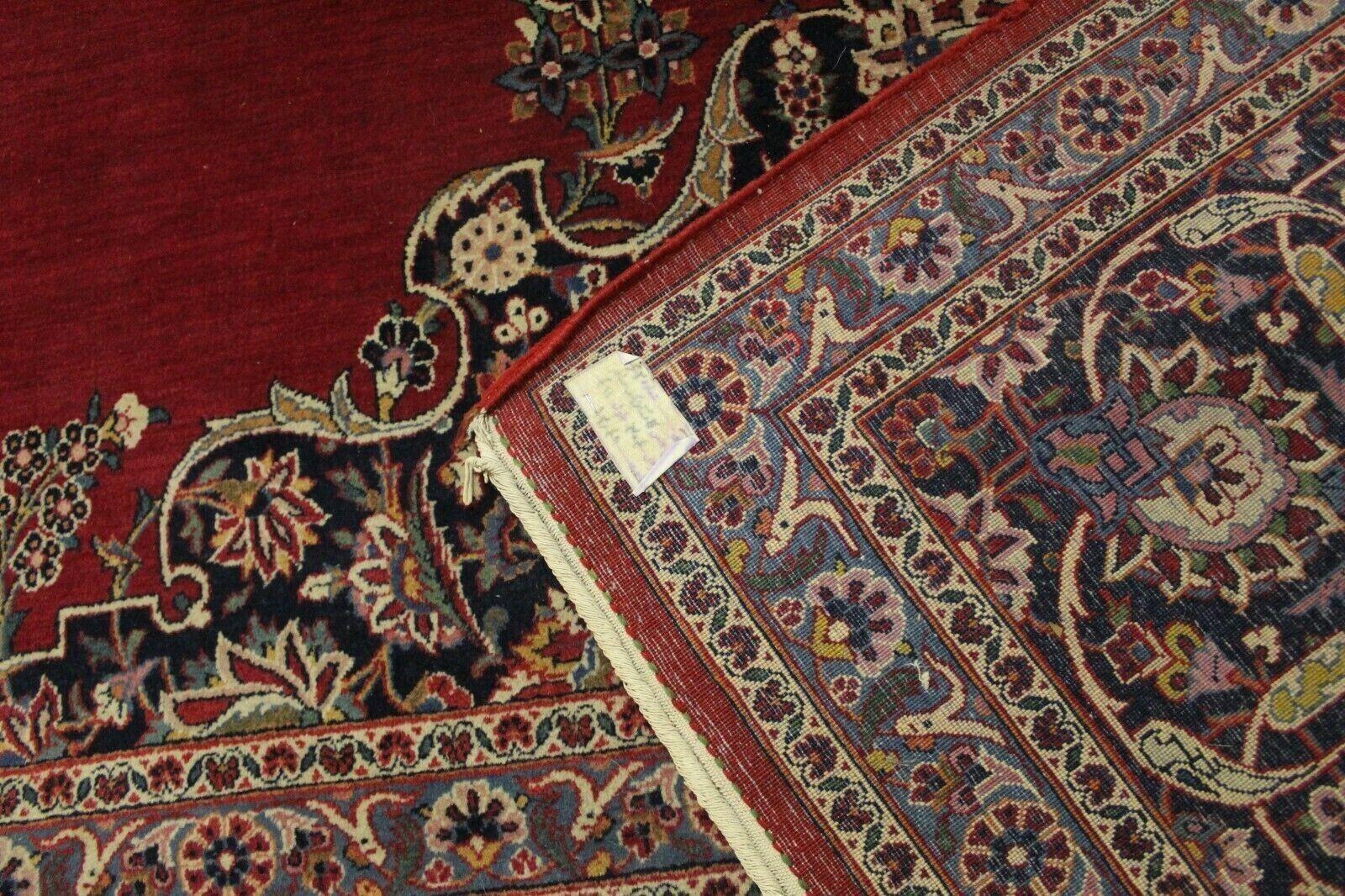 Verleihen Sie Ihrem Wohnraum mit diesem handgefertigten roten Kashan-Teppich im Vintage-Perser-Stil einen Hauch von zeitloser Eleganz. Dieser in den 1950er Jahren gefertigte Teppich ist ein Meisterwerk der Kunstfertigkeit aus der Mitte des 20.
