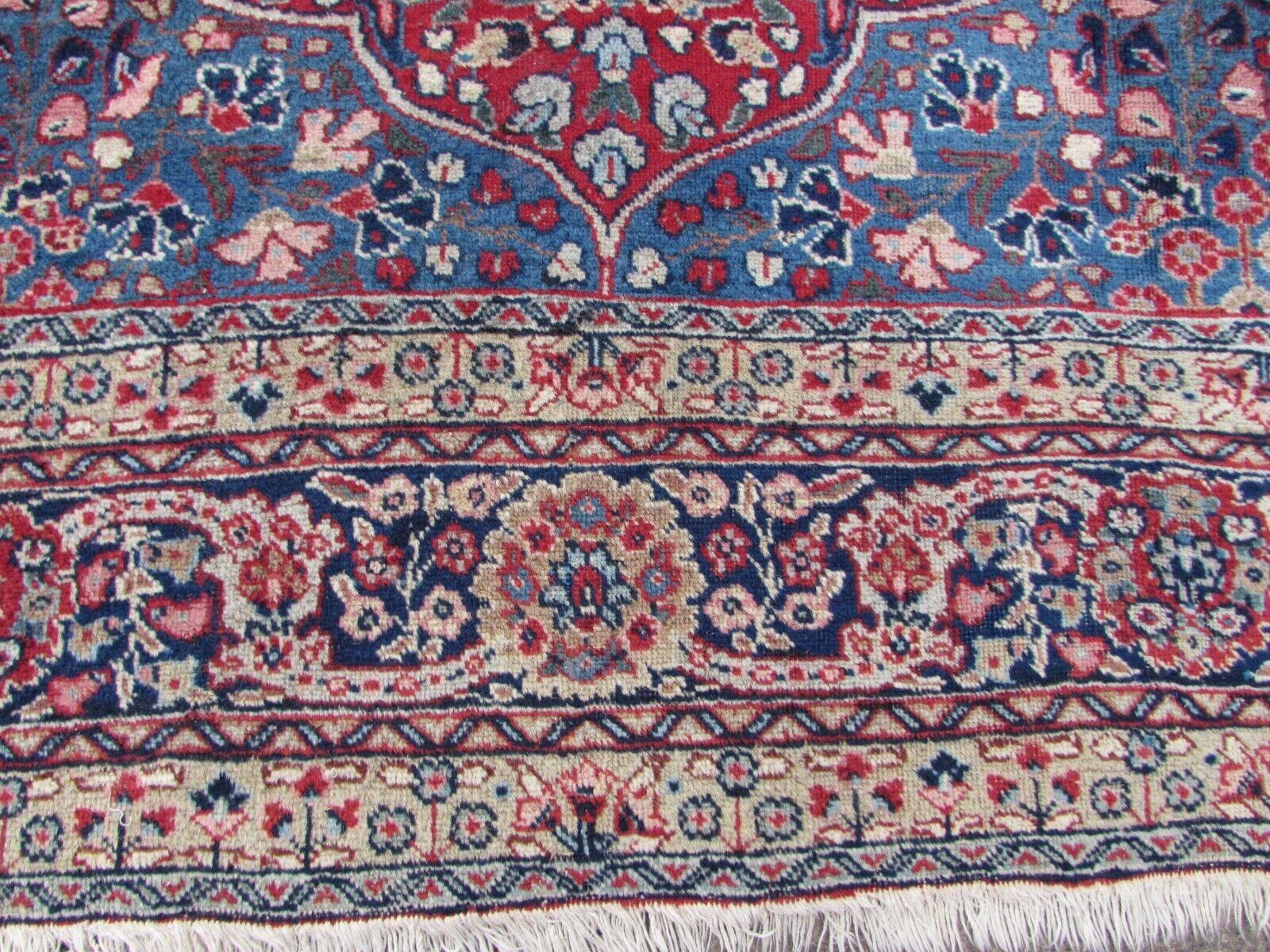 Erhöhen Sie die Schönheit Ihres Wohnraums mit diesem handgefertigten Kazvin-Teppich im persischen Vintage-Stil. Dieser exquisite, in den 1970er Jahren gefertigte Teppich misst 9,3' x 12,3' und ist damit eine perfekte Ergänzung für jeden