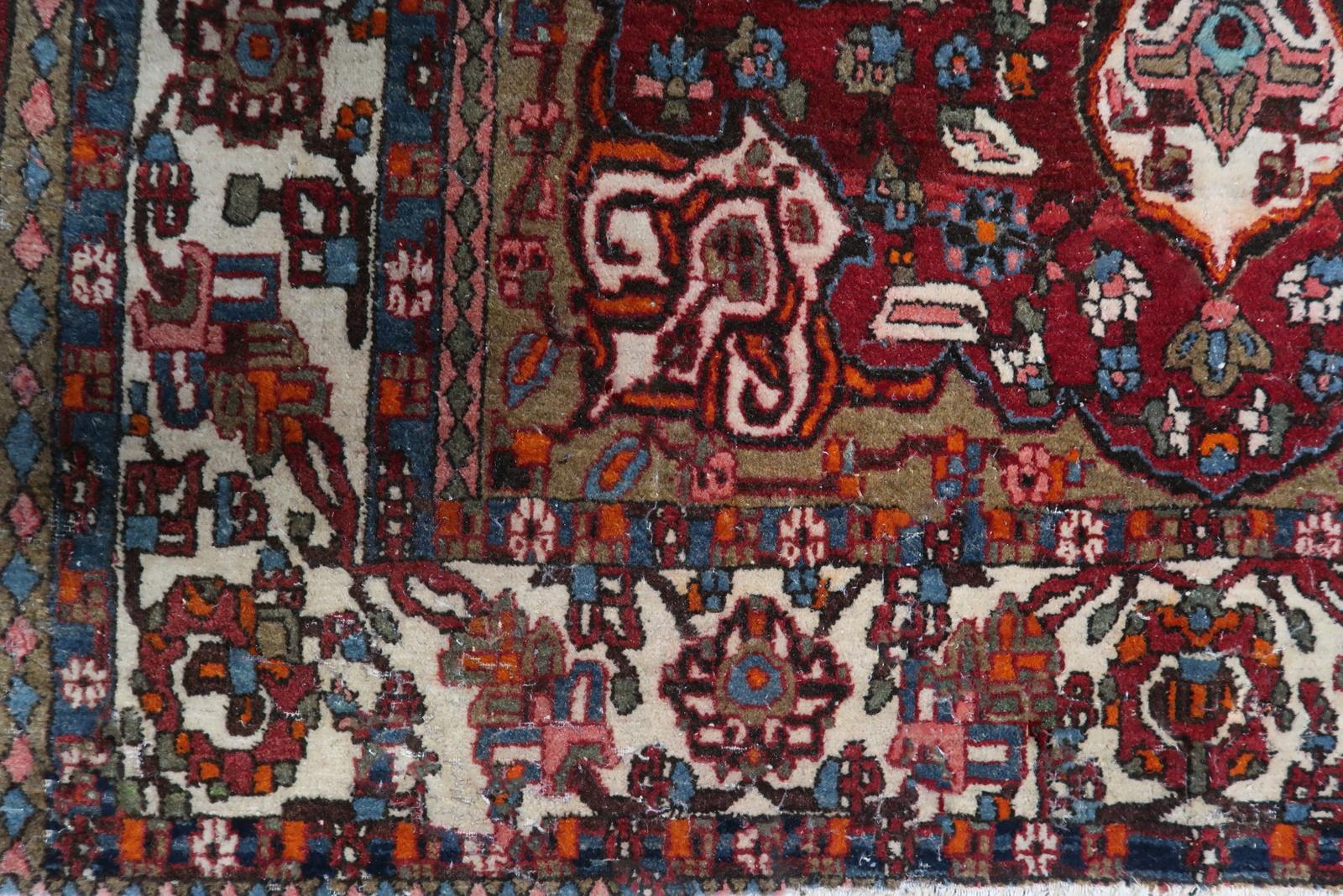 Tauchen Sie ein in eine Welt voller Vintage-Allüren mit unserem fesselnden Mahal-Teppich im persischen Stil, der in den 1950er Jahren im Nahen Osten entstand. Dieser Teppich ist von ursprünglicher Güte mit einem Hauch von Altersspuren, die seinen
