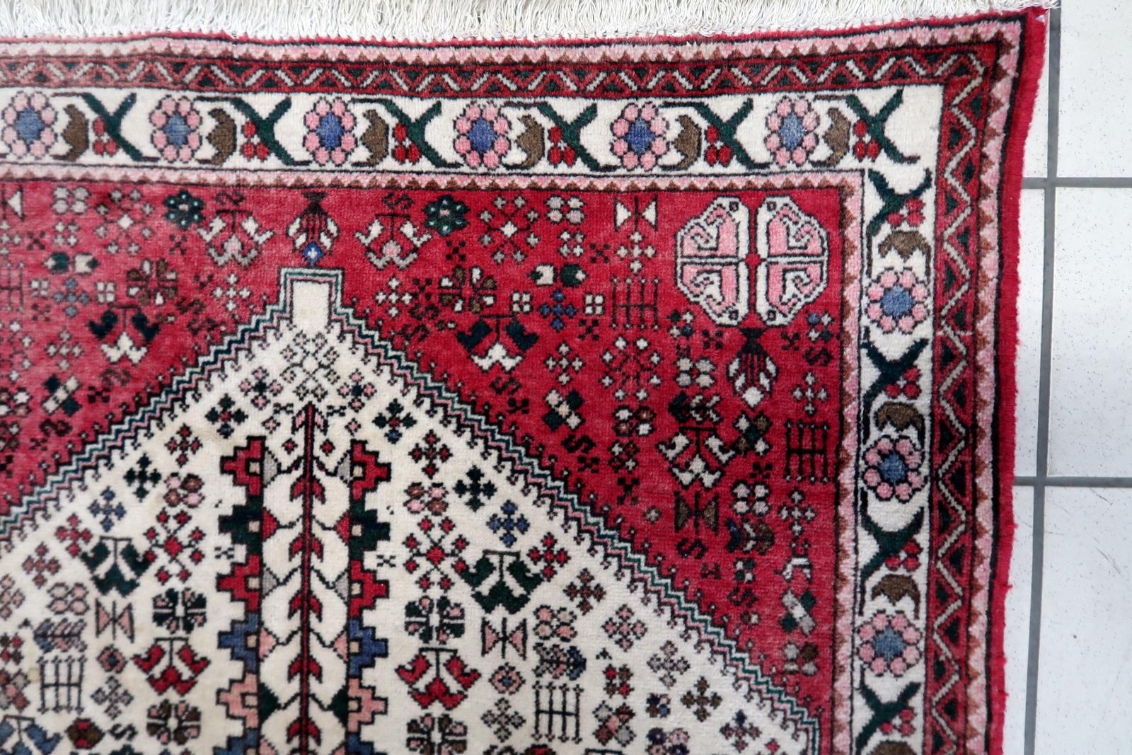 Handgefertigter Malayer-Teppich im persischen Vintage-Stil:

Abmessungen: Dieser sorgfältig gefertigte Teppich misst 3,2' x 4,9' (98cm x 150cm) und eignet sich daher für kleinere Räume oder als Akzentstück.
Kunstfertigkeit: Dieser aus den 1970er