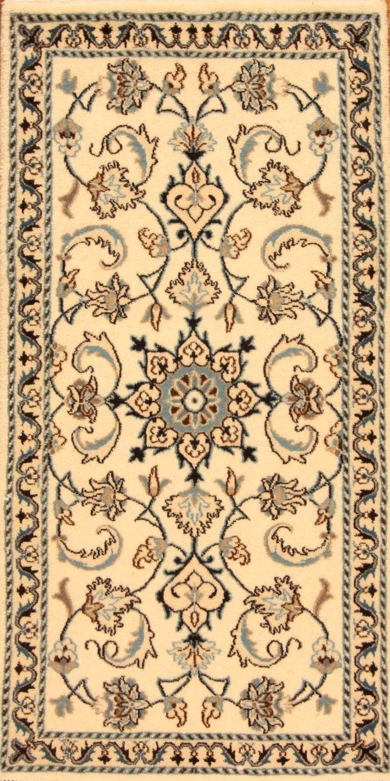 Entdecken Sie die zeitlose Schönheit unseres handgefertigten Nain-Teppichs im persischen Vintage-Stil, ein fesselndes Stück aus den 1990er Jahren. Mit den Maßen 2,2' x 4,4' bietet dieser Teppich eine zarte beige Farbe, ein kompliziertes Blumendesign