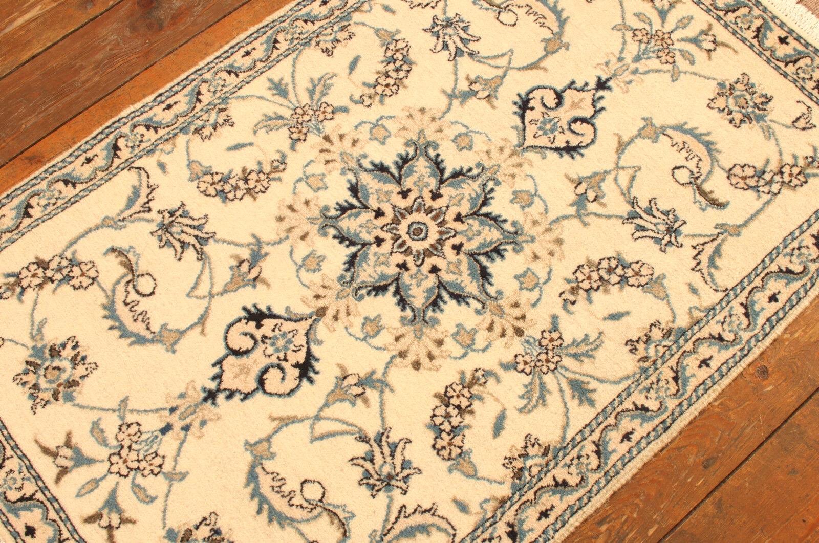 Remontez le temps avec cet exquis tapis Nain vintage de style persan fait à la main et datant des années 1990. Fabriqué en laine de haute qualité, ce tapis témoigne de la beauté durable de l'art persan. Il mesure 2,9' x 4,4' et est en bon état, prêt