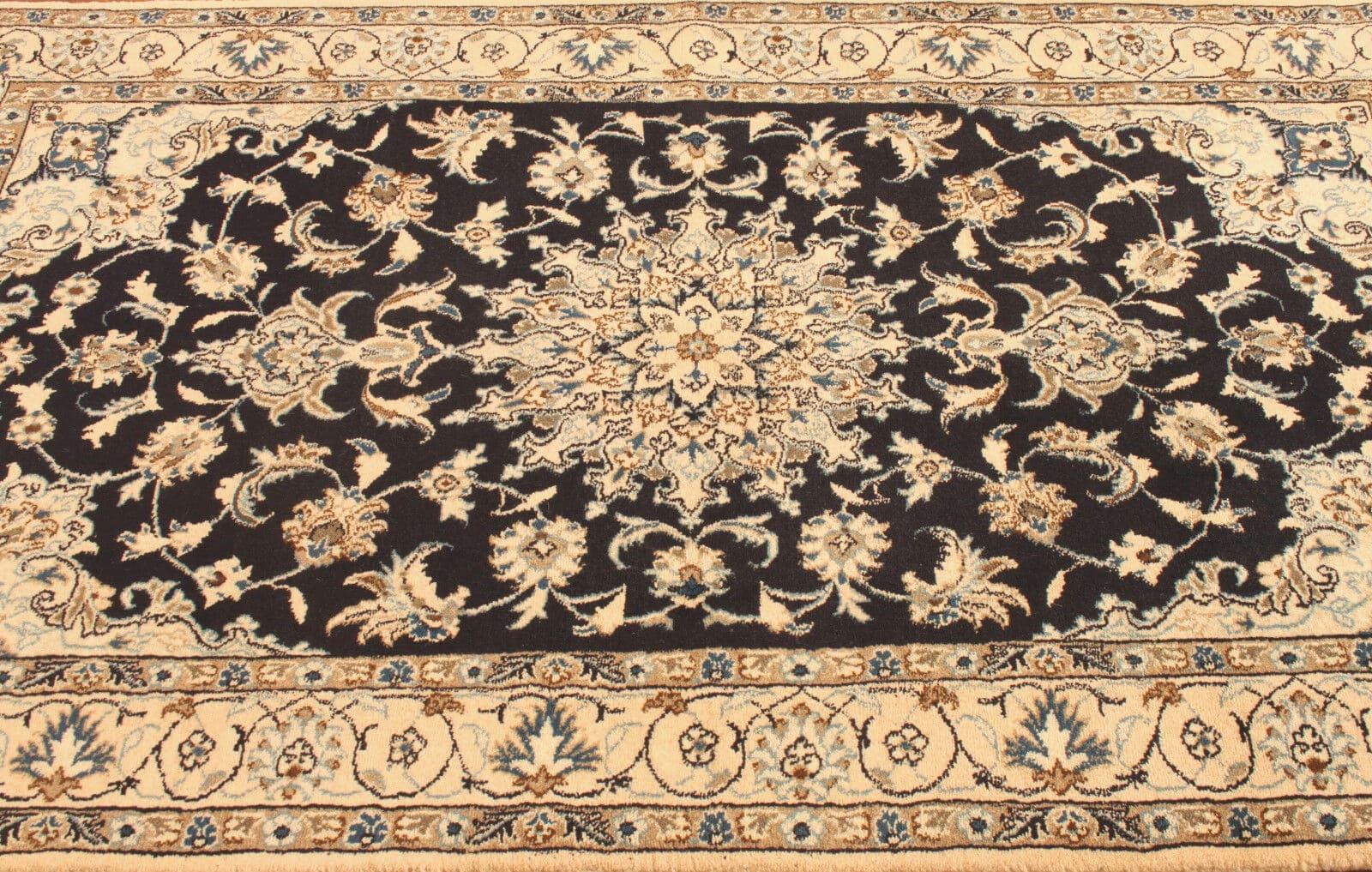 Handgefertigter Nain-Teppich im persischen Stil 3,9' x 6,6', 1980er Jahre - 1T53 (Ende des 20. Jahrhunderts) im Angebot