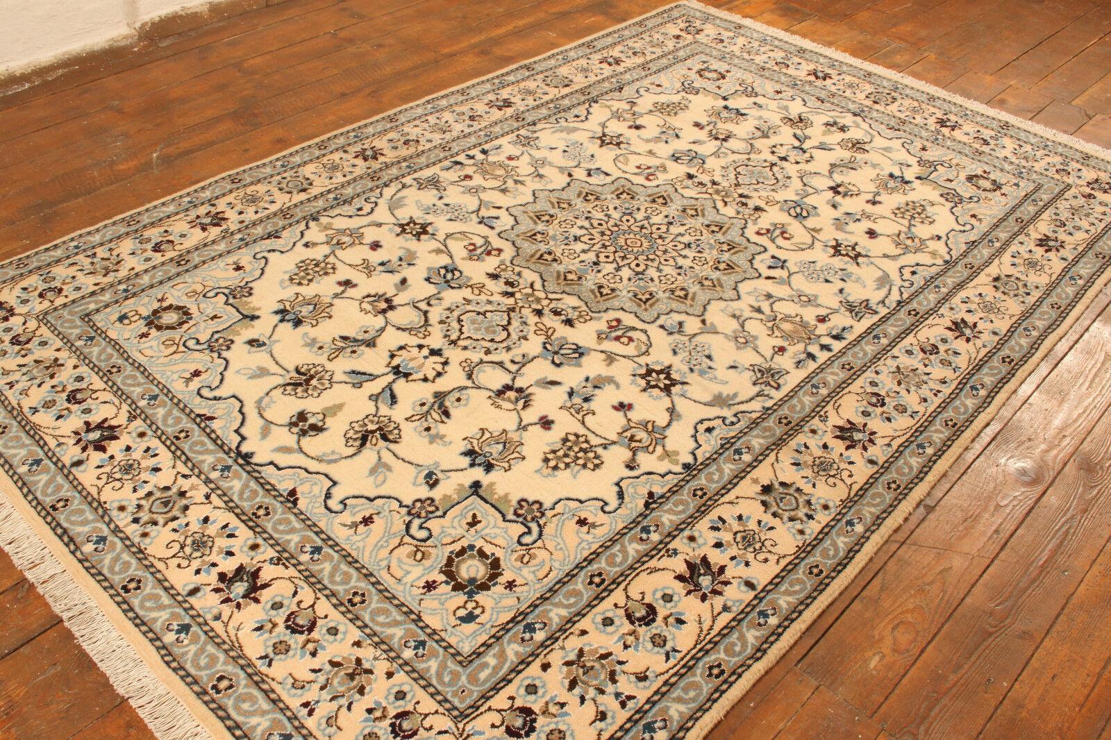 Handgefertigter Vintage Persian Style Nain Teppich mit Seide (186cm x 294cm / 6.1' x 9.6')

Genießen Sie die Pracht unseres handgefertigten Nain-Teppichs im persischen Vintage-Stil mit Seide, ein Meisterwerk aus den 1970er Jahren. Dieser hochwertige