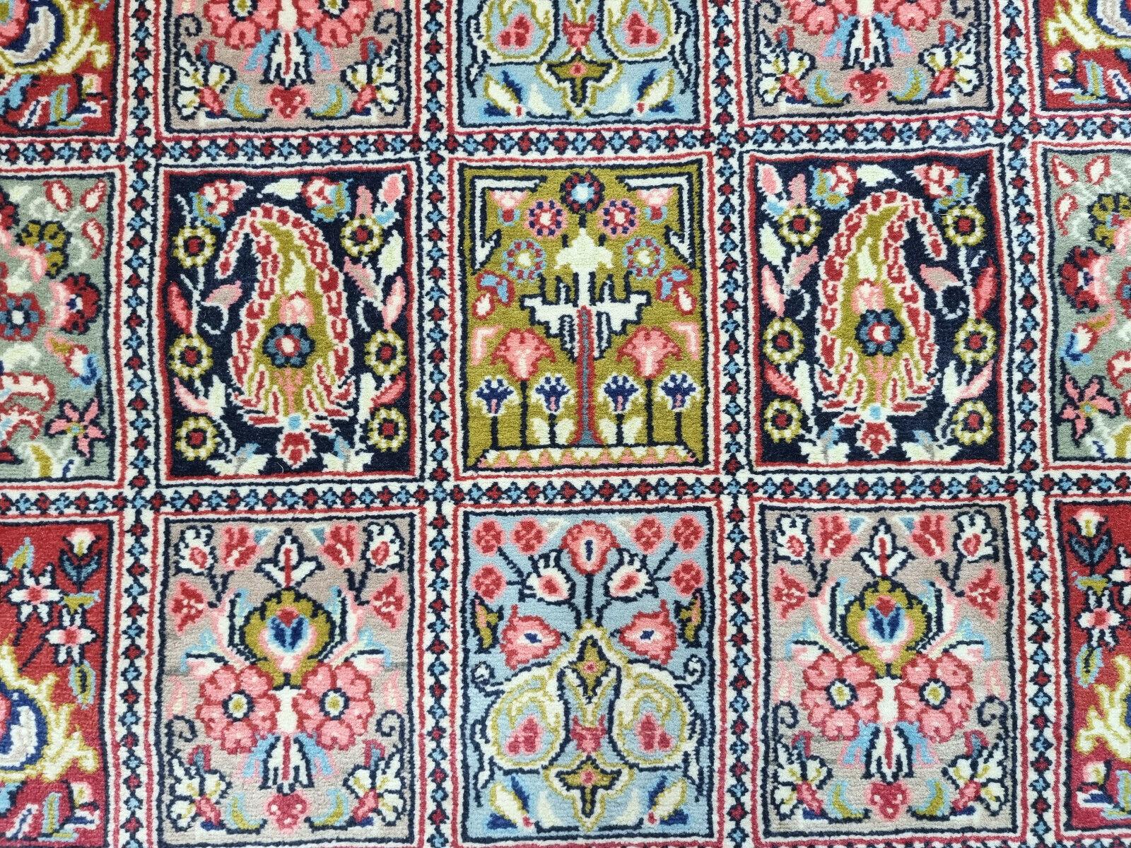 Handgefertigter Qum-Teppich im persischen Stil im Vintage-Stil  3,6' x 5.1', 1970er Jahre - 1D87 im Angebot 4