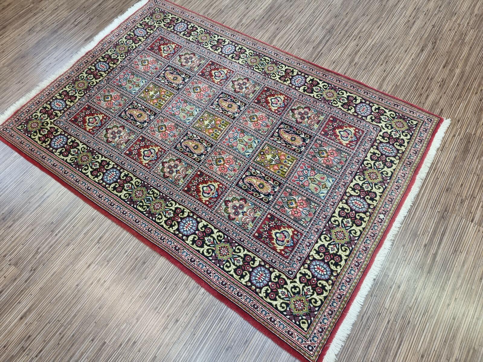Handgefertigter Vintage Persian Style Qum Teppich 3.6' x 5.1', 1970er, guter Zustand, Wolle

Verschönern Sie Ihren Raum mit diesem handgefertigten Qum-Teppich im persischen Vintage-Stil. Dieser wunderschöne Teppich wurde in den 1970er Jahren