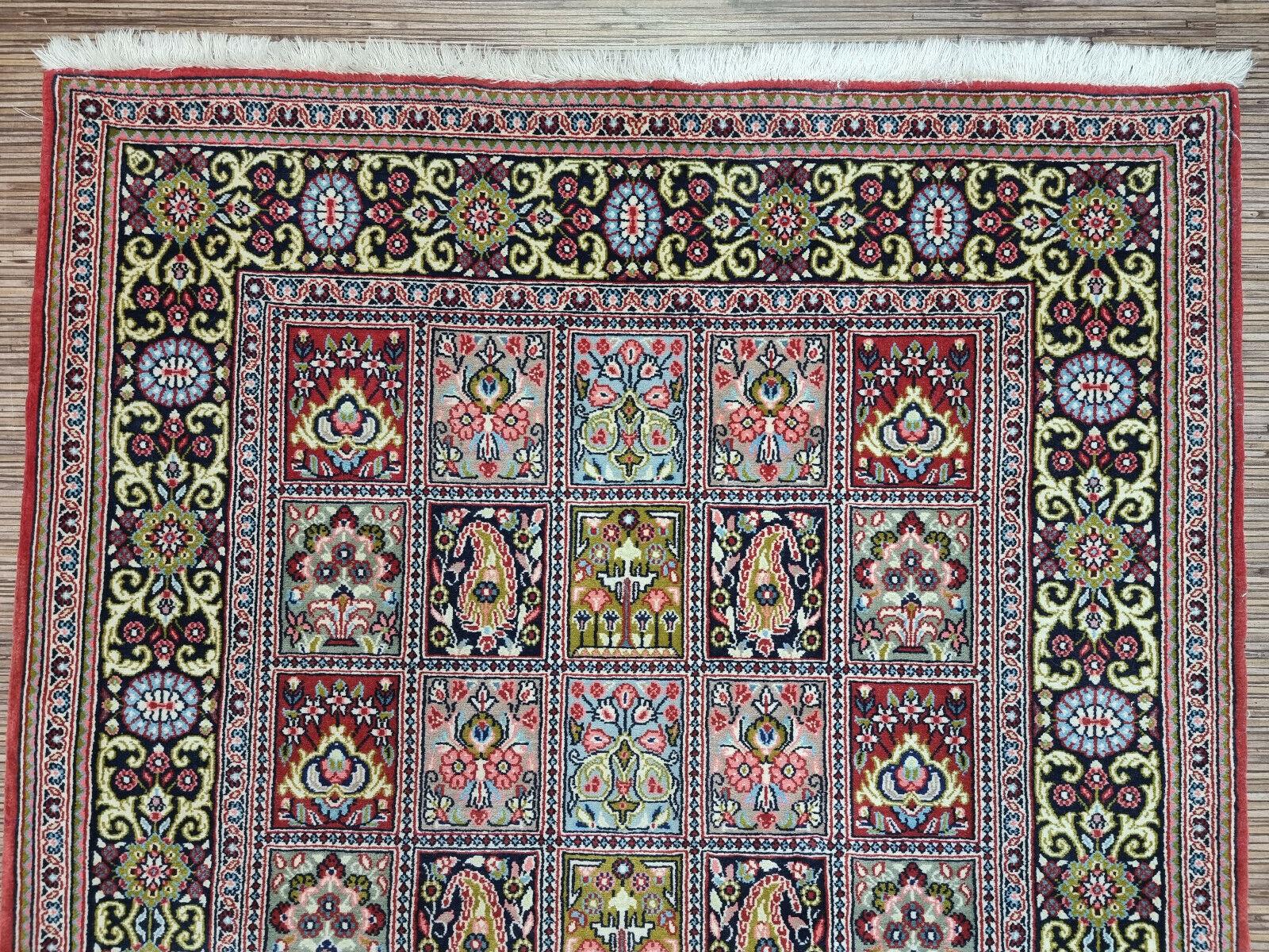 Handgefertigter Qum-Teppich im persischen Stil im Vintage-Stil  3,6' x 5.1', 1970er Jahre - 1D87 (Ende des 20. Jahrhunderts) im Angebot