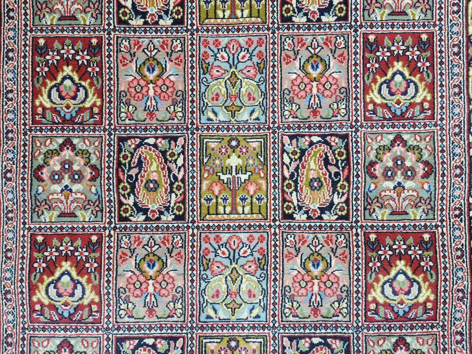 Handgefertigter Qum-Teppich im persischen Stil im Vintage-Stil  3,6' x 5.1', 1970er Jahre - 1D87 (Wolle) im Angebot
