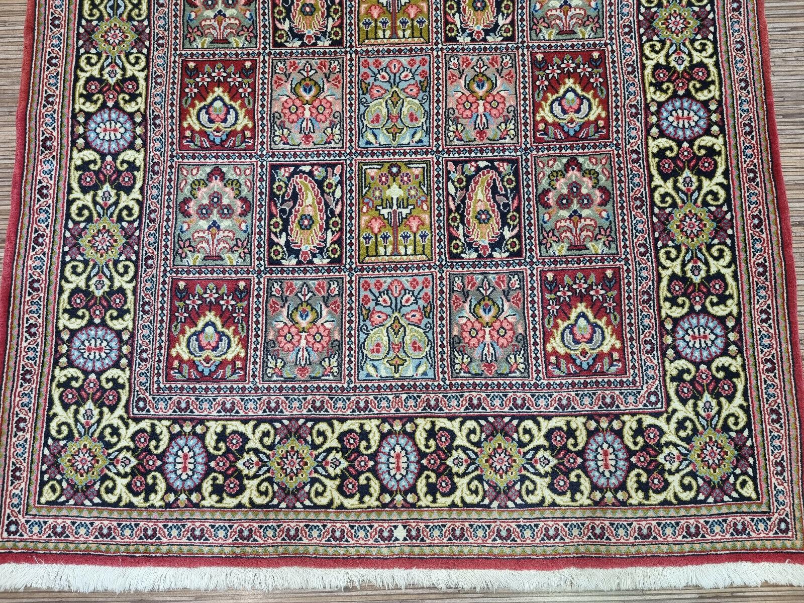 Handgefertigter Qum-Teppich im persischen Stil im Vintage-Stil  3,6' x 5.1', 1970er Jahre - 1D87 im Angebot 1