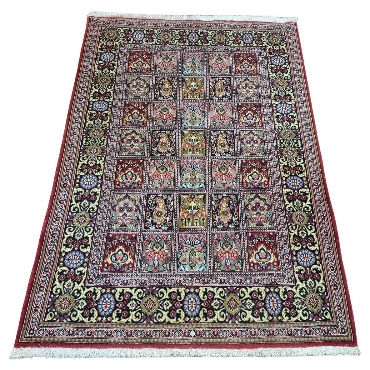 Handgefertigter Qum-Teppich im persischen Stil im Vintage-Stil  3,6' x 5.1', 1970er Jahre - 1D87 im Angebot
