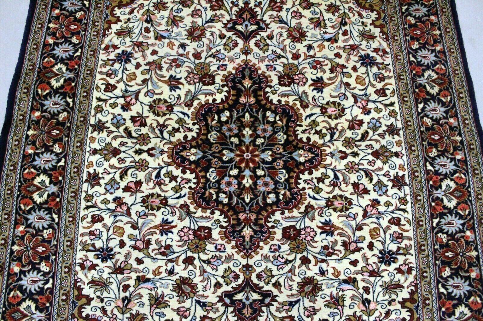 Handgefertigter Qum-Teppich im persischen Stil im Vintage-Stil mit Seide 3.7' x 5.1', 1970er Jahre - 1K44 (Handgeknüpft) im Angebot