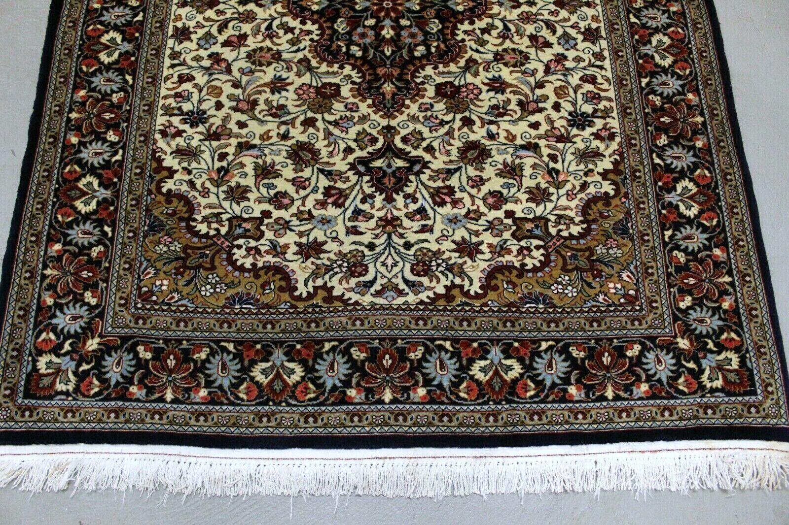 Handgefertigter Qum-Teppich im persischen Stil im Vintage-Stil mit Seide 3.7' x 5.1', 1970er Jahre - 1K44 im Zustand „Gut“ im Angebot in Bordeaux, FR