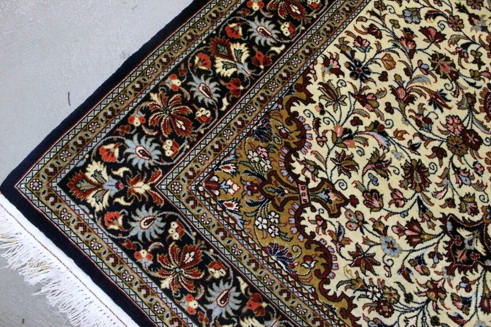 Handgefertigter Qum-Teppich im persischen Stil im Vintage-Stil mit Seide 3.7' x 5.1', 1970er Jahre - 1K44 (Ende des 20. Jahrhunderts) im Angebot