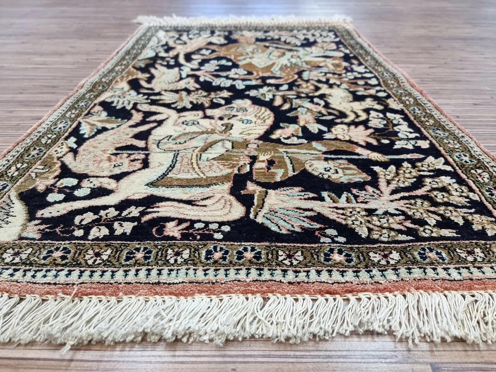Concediti un'eleganza senza tempo con questo autentico tappeto persiano in seta Qum, un lussuoso capolavoro annodato a mano degli anni Settanta. Conosciuti per i loro straordinari dettagli e per la lavorazione artigianale della seta di alta qualità,