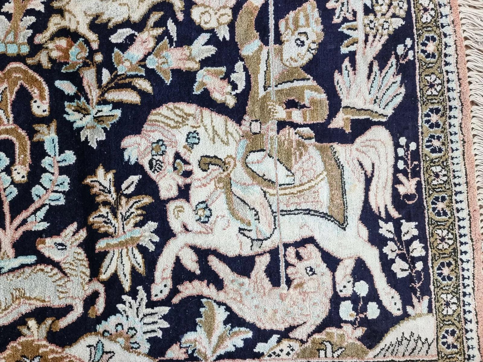 Annodato a mano Tappeto fatto a mano in stile persiano Qum Silk 1.8' x 2.8', anni '70 - 1D129 in vendita