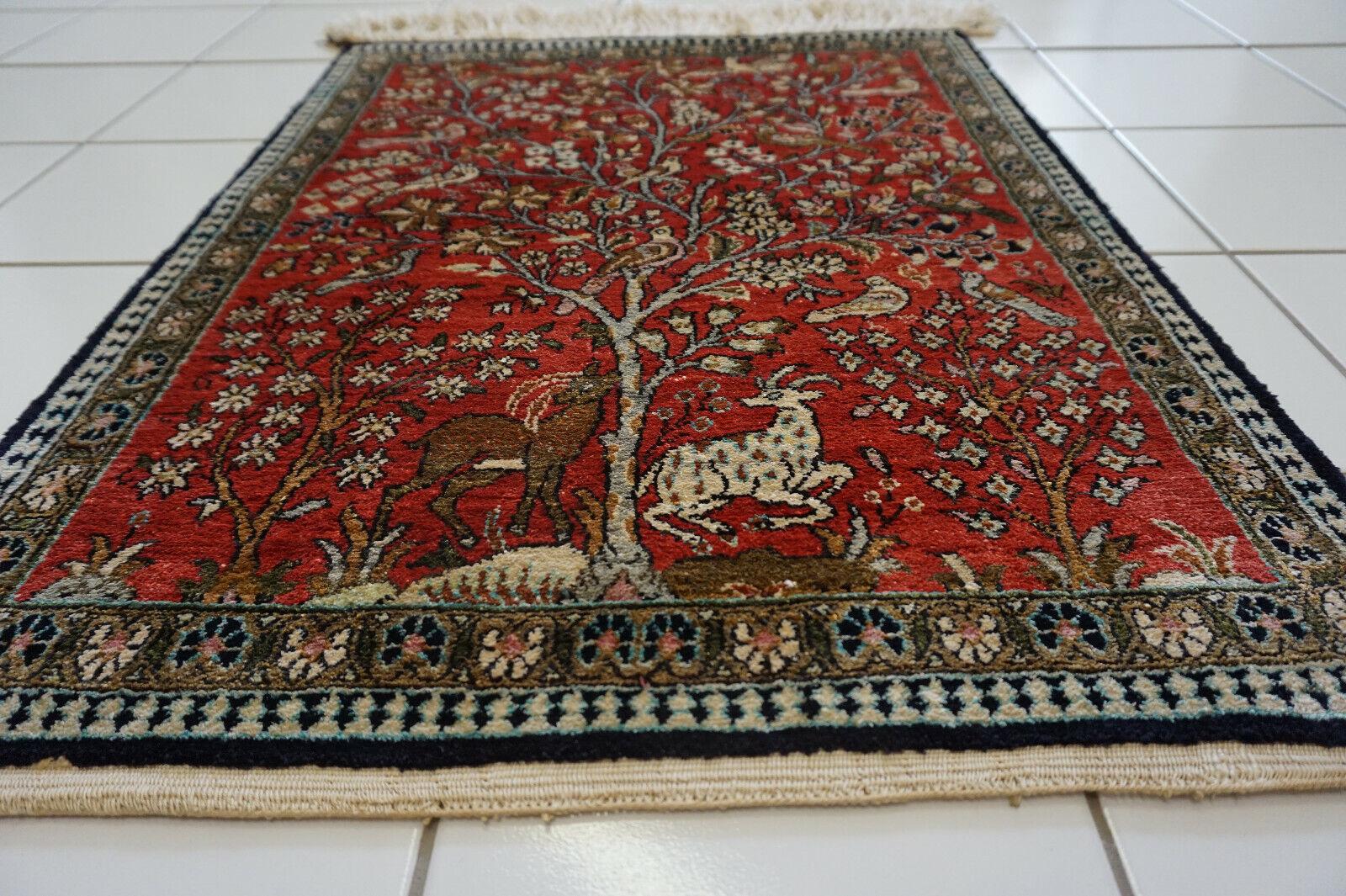 Handgefertigter Qum-Seidenteppich im persischen Vintage-Stil 1,9' x 2,5', 1970er Jahre - 1D64 (Handgeknüpft) im Angebot
